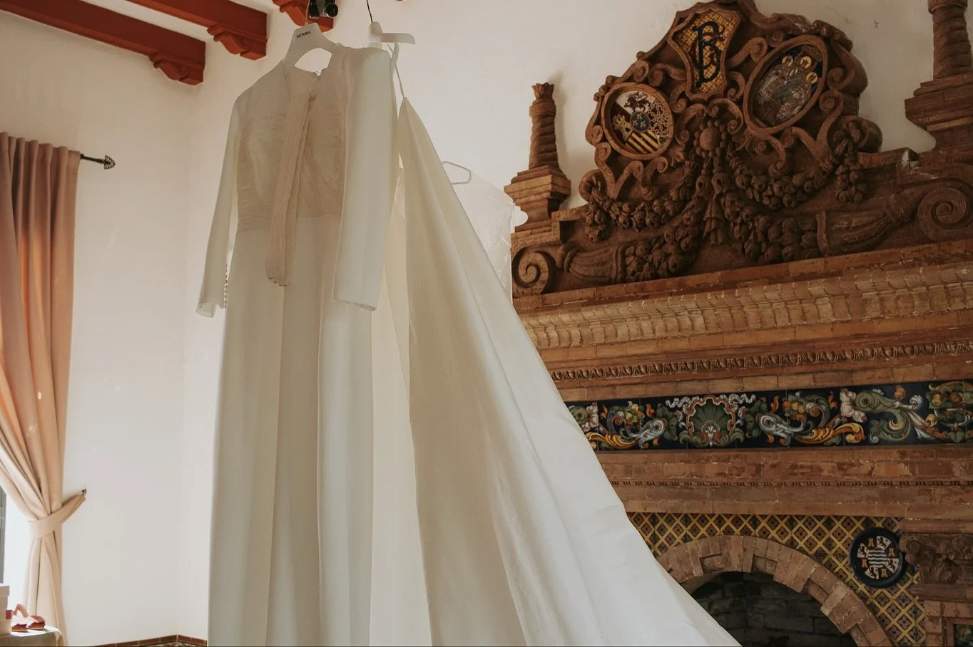 Pilar y Javi eligieron una 🌙 noche  de verano para dar forma a su &ldquo;s&iacute;&rdquo; m&aacute;s importante.
La Real Venta de Antequera fue el escenario perfecto: un lugar donde la historia se mezcla con la vida 🍃, y donde cada rinc&oacute;n se