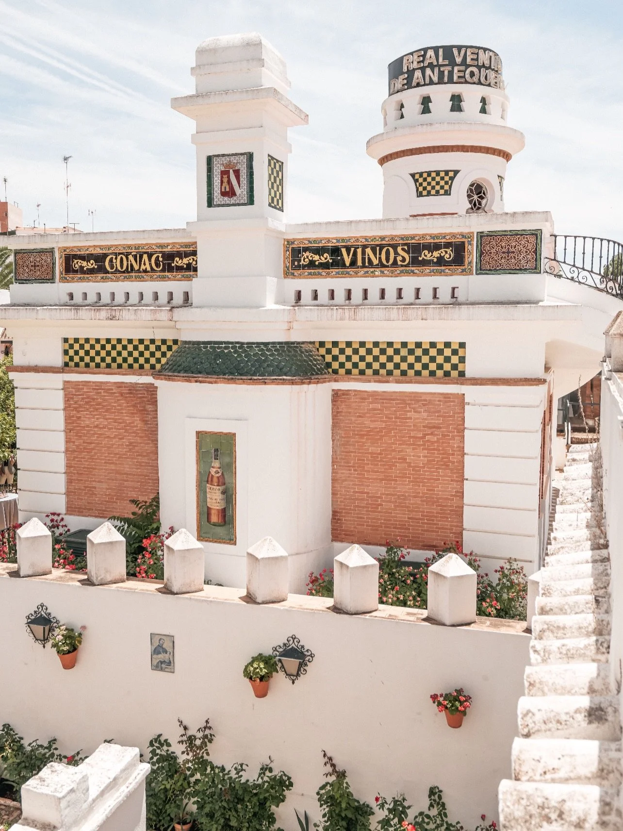 Cada rinc&oacute;n cuenta algo.

Hoy nos adentramos un poco m&aacute;s en los detalles que forman parte de la Real Venta de Antequera. Elementos que, sin buscar protagonismo, construyen el car&aacute;cter del espacio y hablan tambi&eacute;n de su his