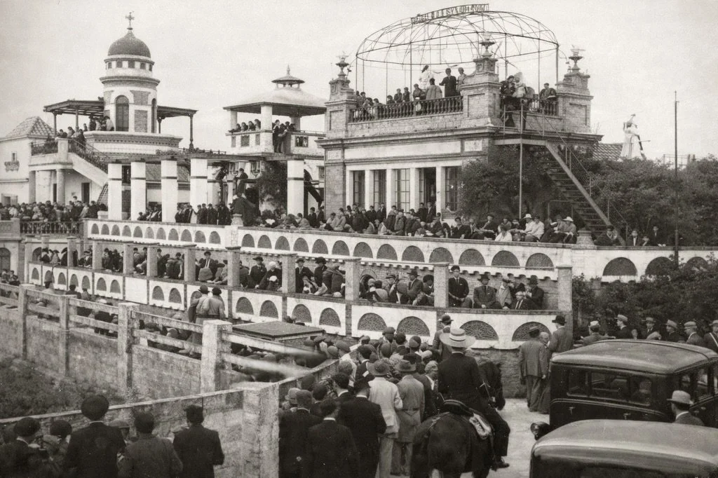 Hoy echamos la vista al pasado. Un pasado que ya se ha vuelto presente. Un lugar que lleva m&aacute;s de un siglo formando parte de la historia, de la cultura y de la vida de la ciudad y de su gente. 

La Real Venta de Antequera no es solo un lugar.
