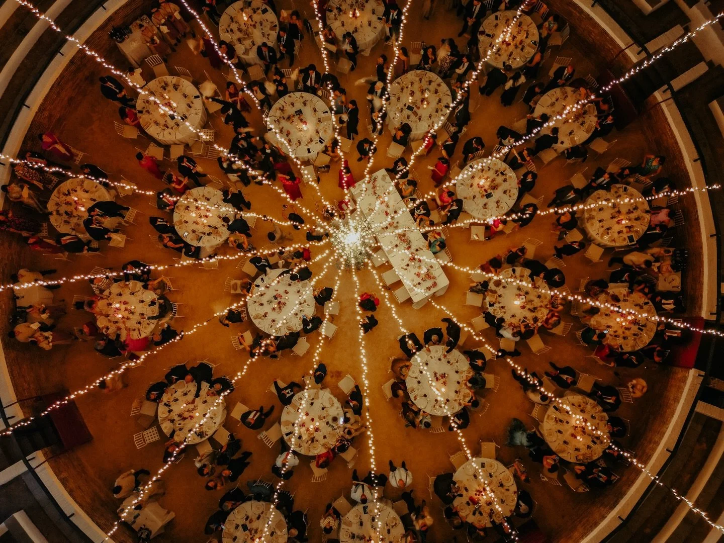 La magia✨ de las noches en la Real Venta de Antequera.

No es cuesti&oacute;n de luz.
Es lo que pasa cuando cae la noche aqu&iacute;.

Cuando todo cambia sin hacer ruido
y el lugar empieza a sentirse distinto.

M&aacute;s &iacute;ntimo. M&aacute;s vi