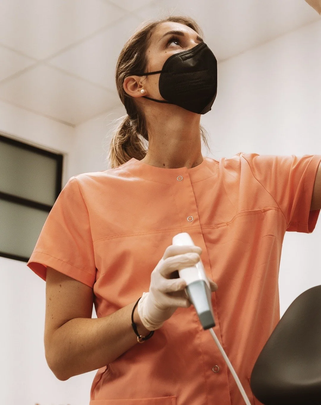 Le rendez-vous : empreintes, radios, photos ! 📸🦷 Lors de cette &eacute;tape, nous r&eacute;alisons plusieurs examens essentiels pour &eacute;valuer pr&eacute;cis&eacute;ment votre situation dentaire :

&rarr; Des photos professionnelles : captur&ea