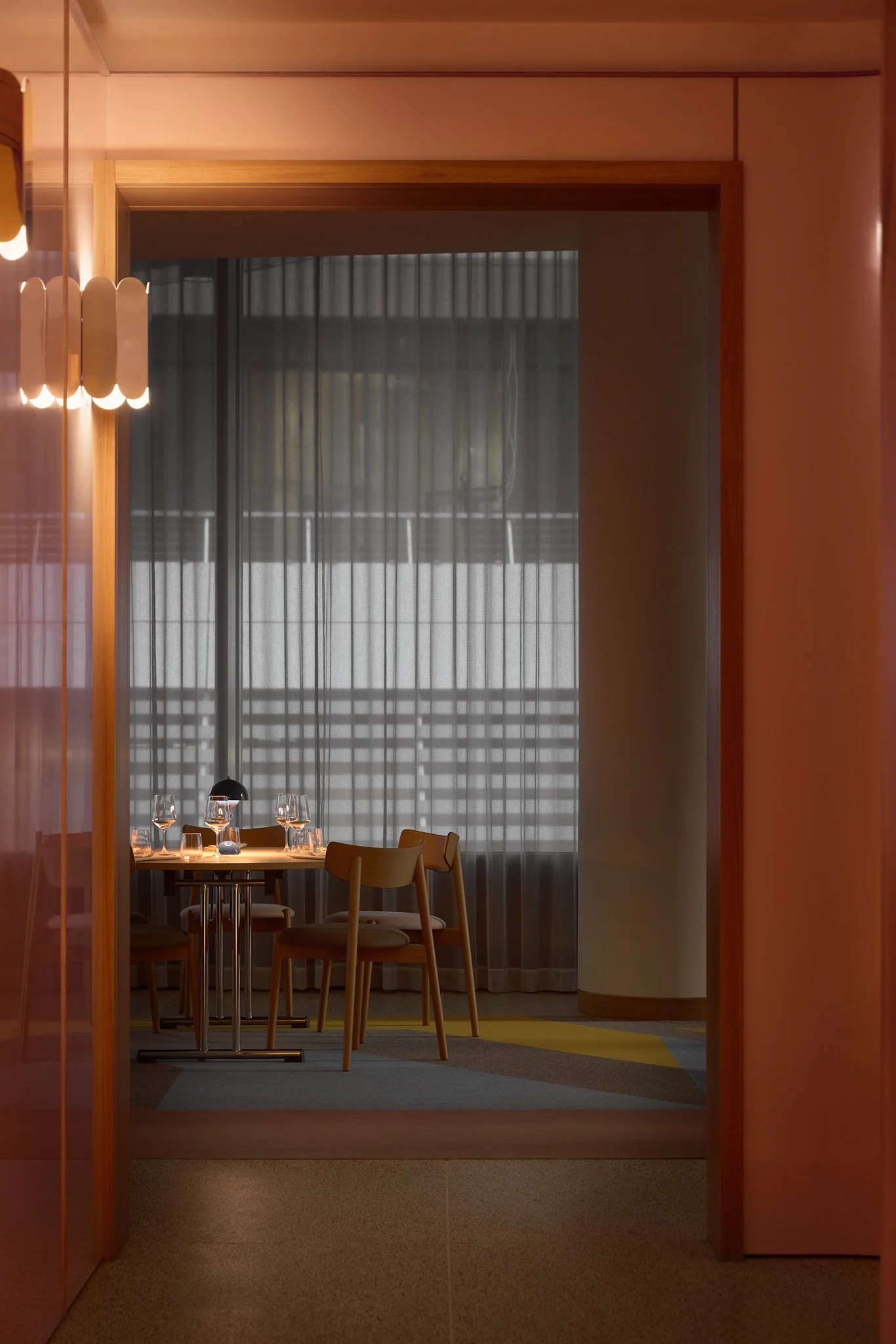 Exklusives Table Setting im Kimpton Main Frankfurt bei gedimmtem Licht – Hochwertige Hotelfotografie für 5-Sterne-Häuser von Konstantin Volkmar.