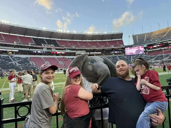 Big Al photobombs Samantha and family