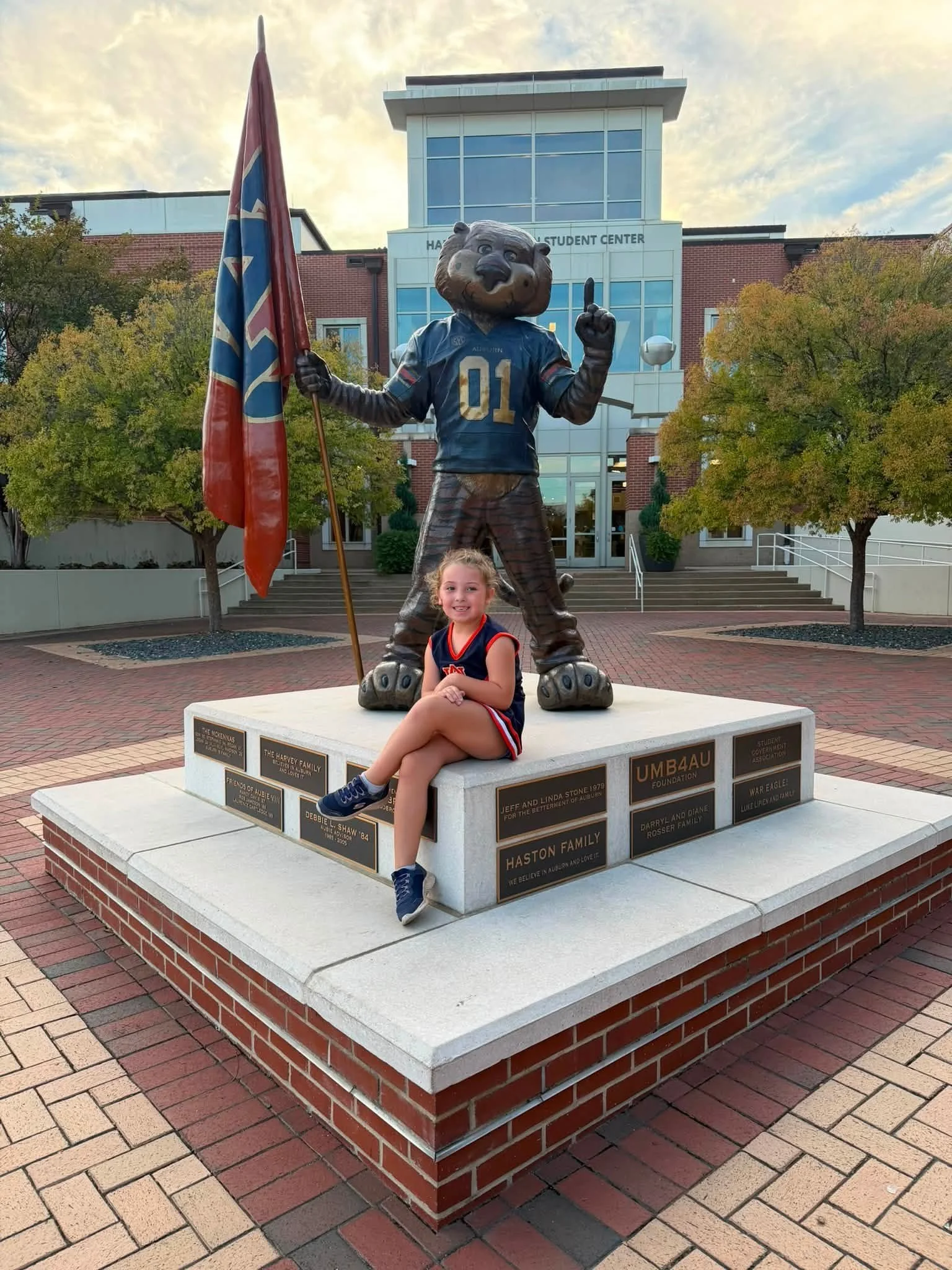 Oakley checks out the Aubie statue