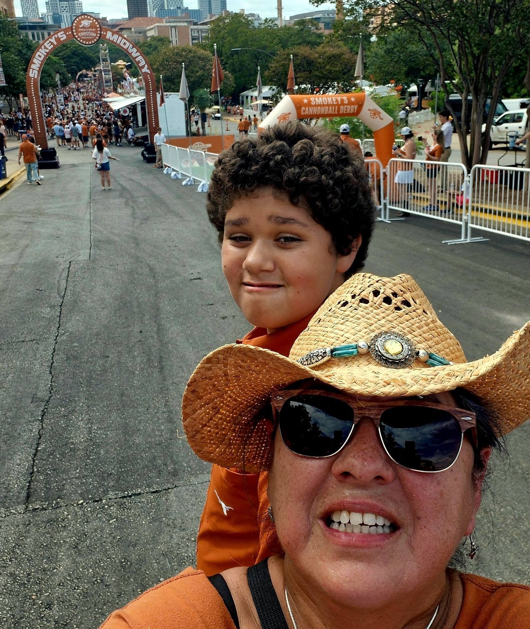 "Hook'em H
orns"