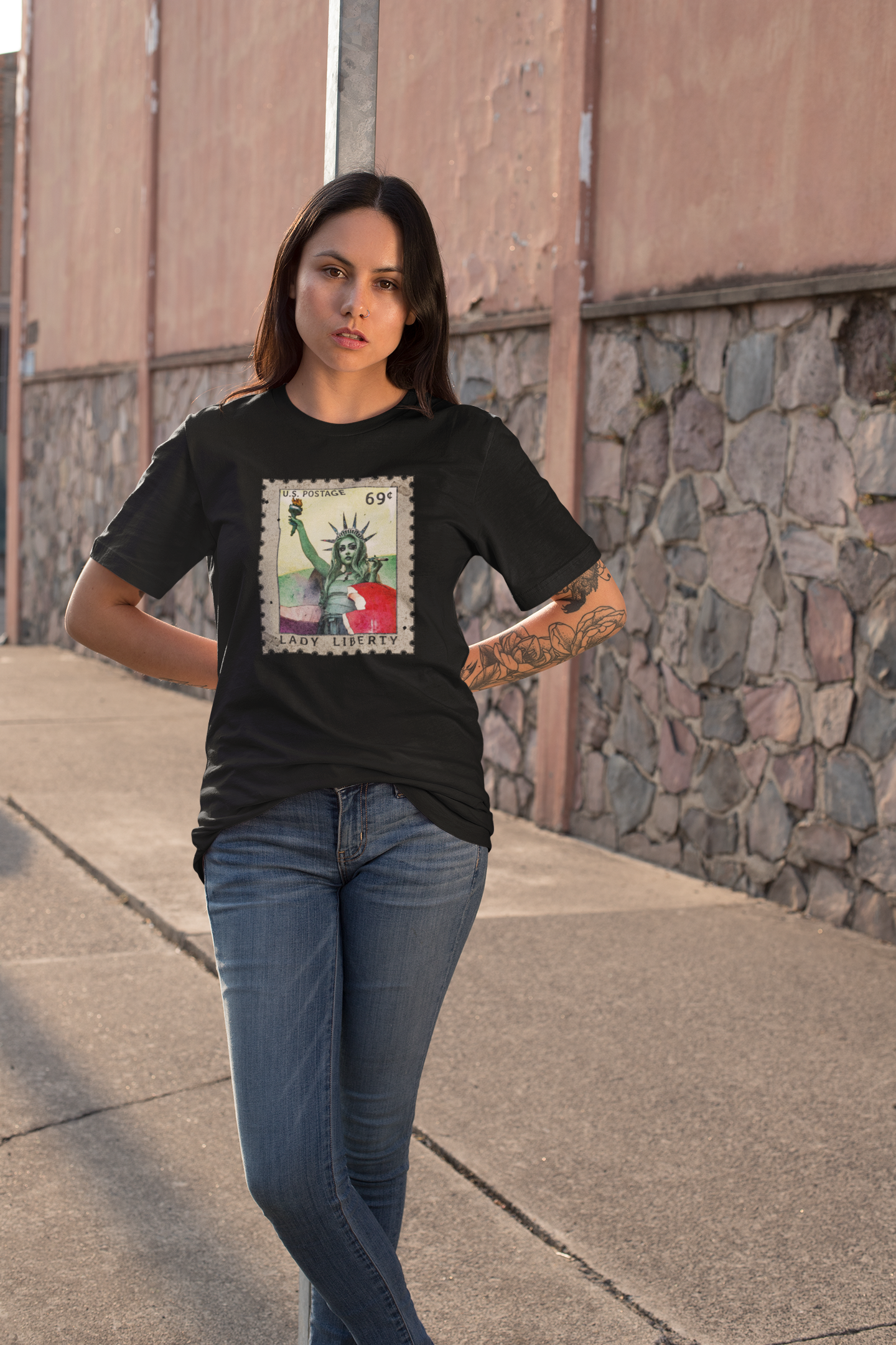 ladylibertyblackteemockup.png