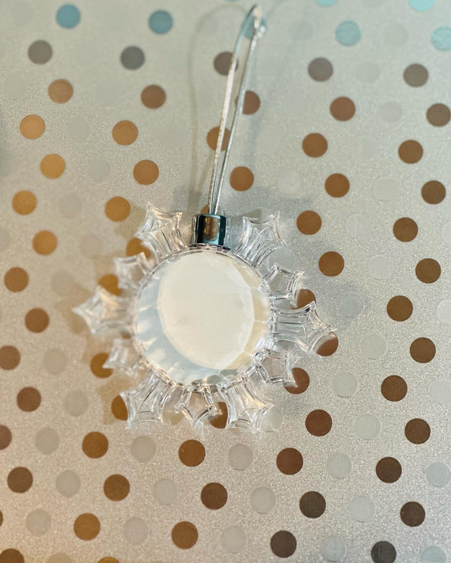 ✨ Introducing our stunning, crystal-clear snowflake ornament! ❄️ With its intricate design and shimmering transparency, this beautiful piece captures the light just right, adding an elegant touch of winter magic to any tree or festive d&eacute;cor. W
