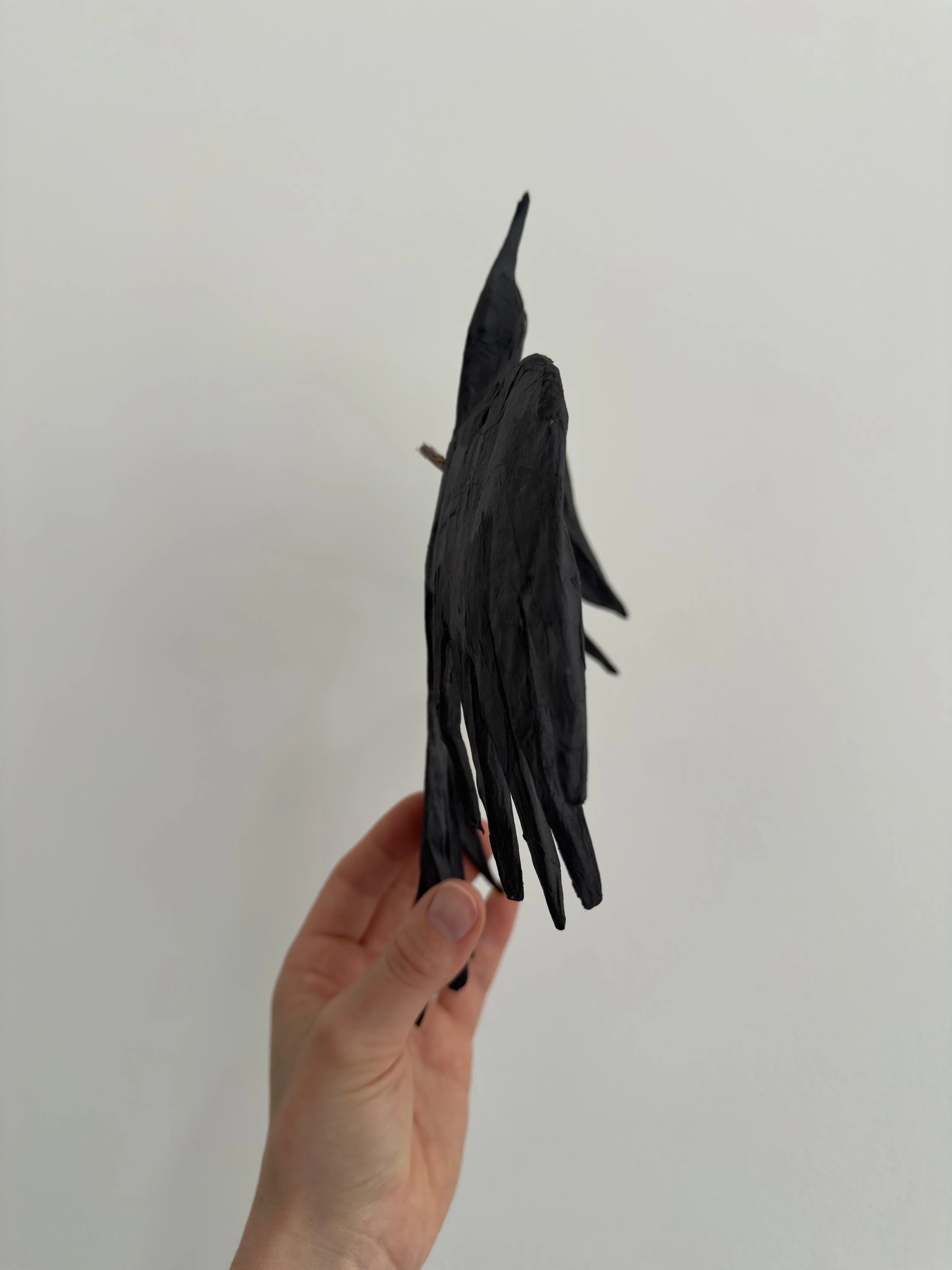 Uneven - original cardboard bird sculpture in side view, made by Lindqvist Art