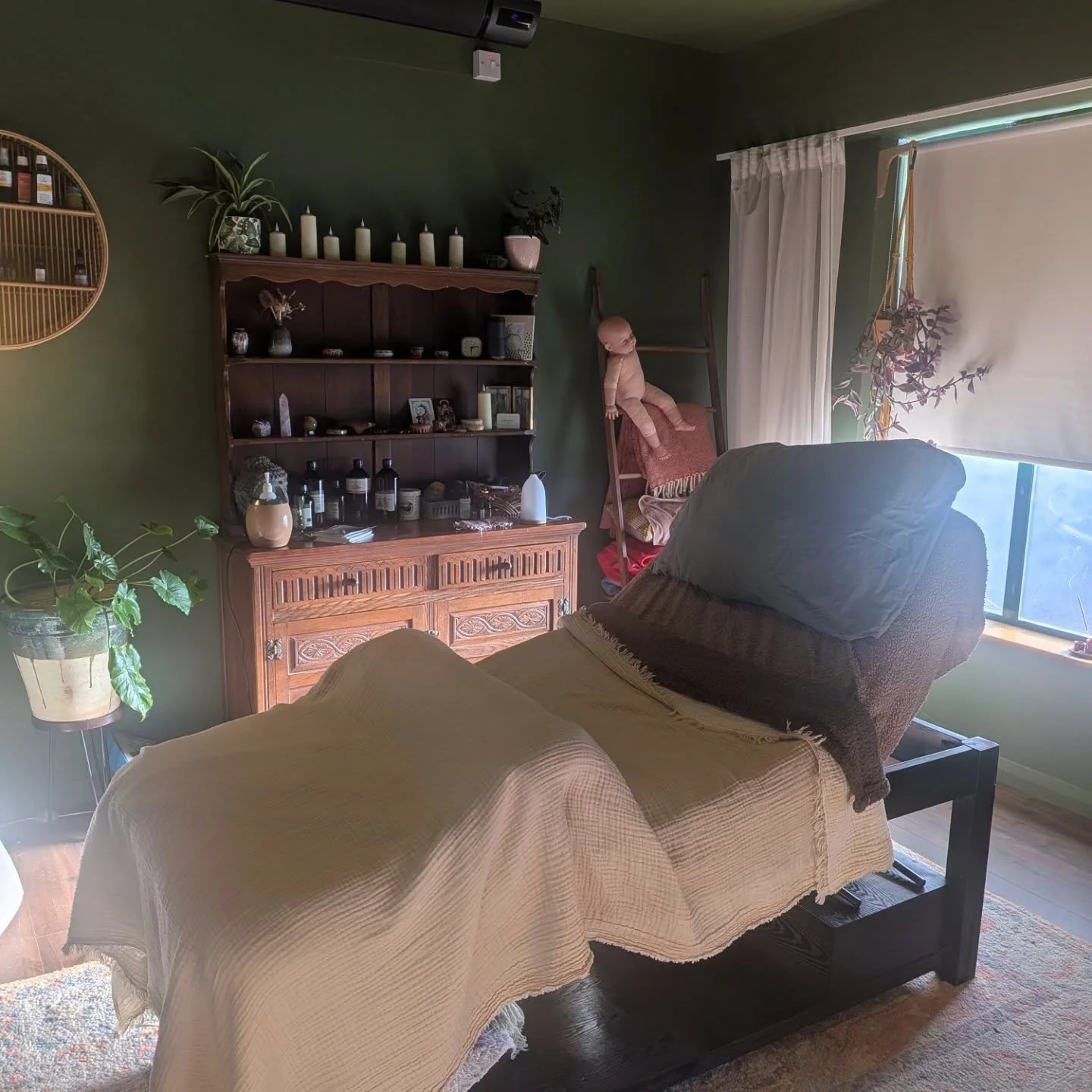 Pregnancy massage set up 🤎✨

You begin in a reclined seated position with a bolster under your knees, where I work on your legs, belly (if you wish), arms, chest and neck.

Then we move into a side lying position for your back and hip massage, both 