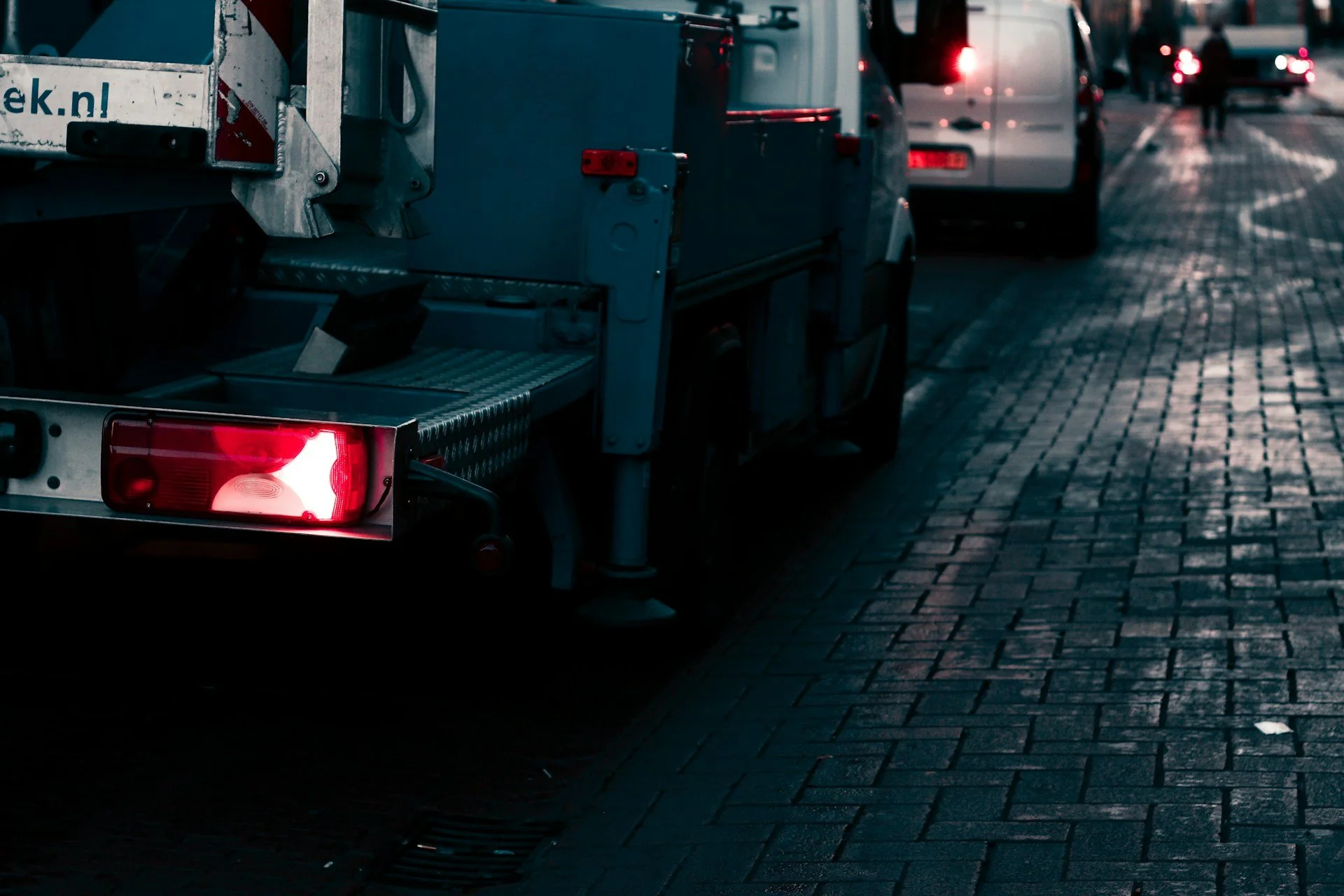 Late-Night Towing Safety: What to Do While Waiting and Response Times