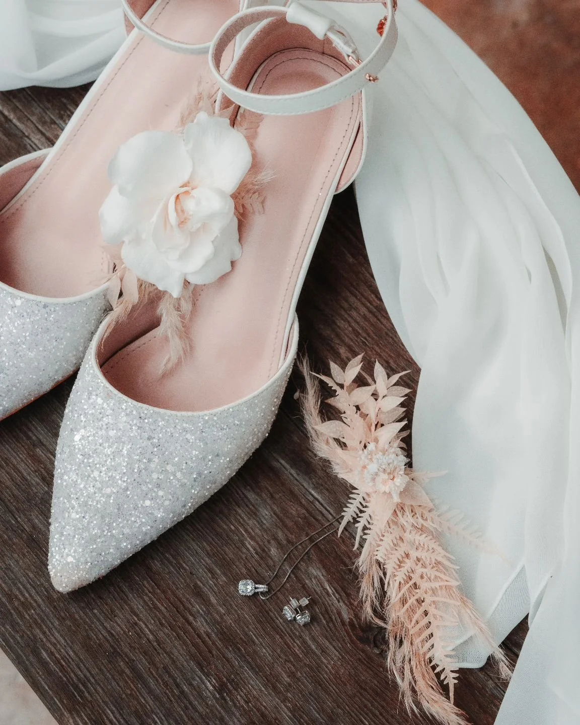 All about the detail. ✨&hearts;️

#photography #photographer #nature #photolovers #beauty #naturelovers #capture #earth #beautiful #photoshoot #photos #videography #video #earth #life #everyday #moment #photo #couplesphotography #weddingphotography #