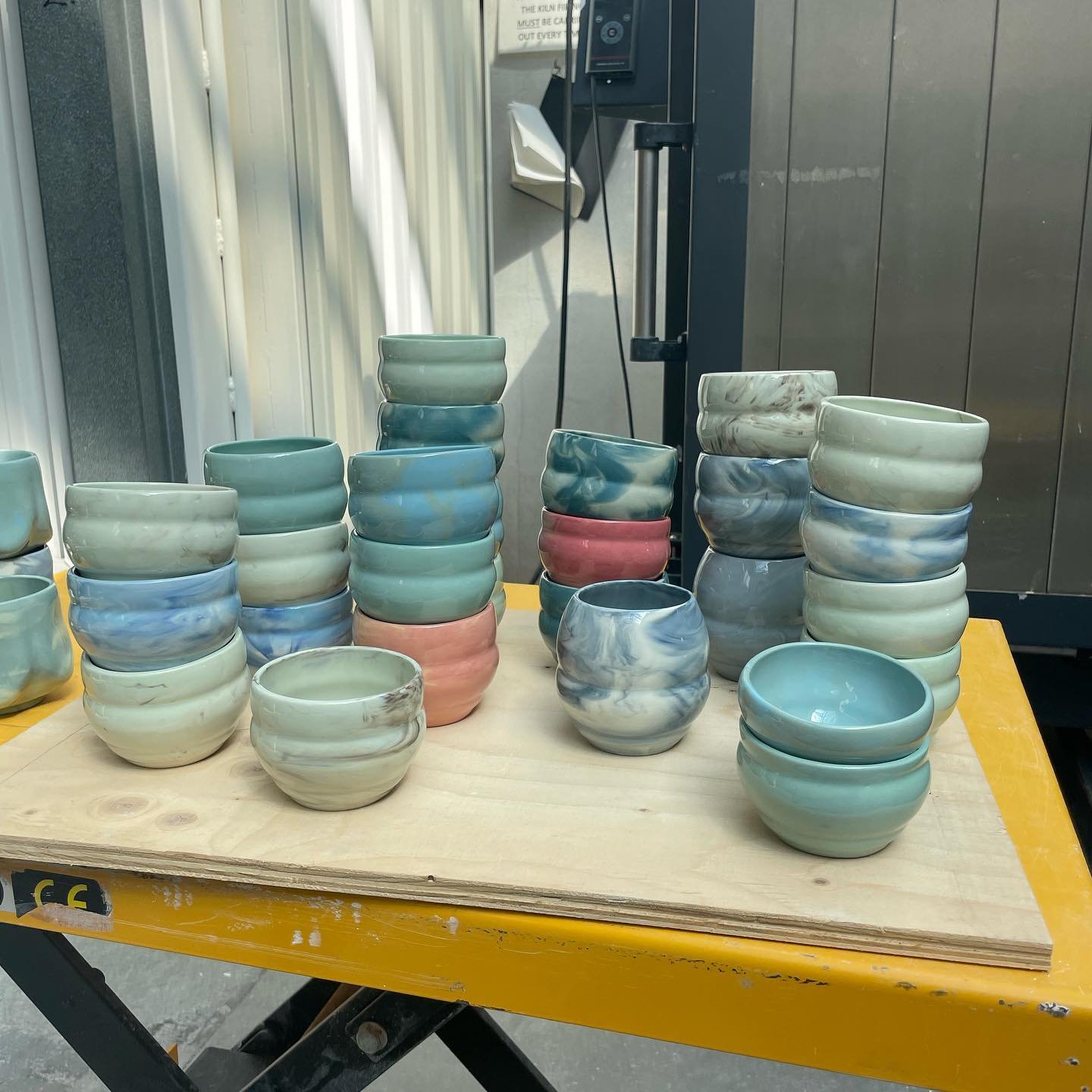 School is closed and I really miss being in the workshop 😢 but I sold out all my cups by now!!!🤭🤎 and was wondering if I should start selling them here on instagram?