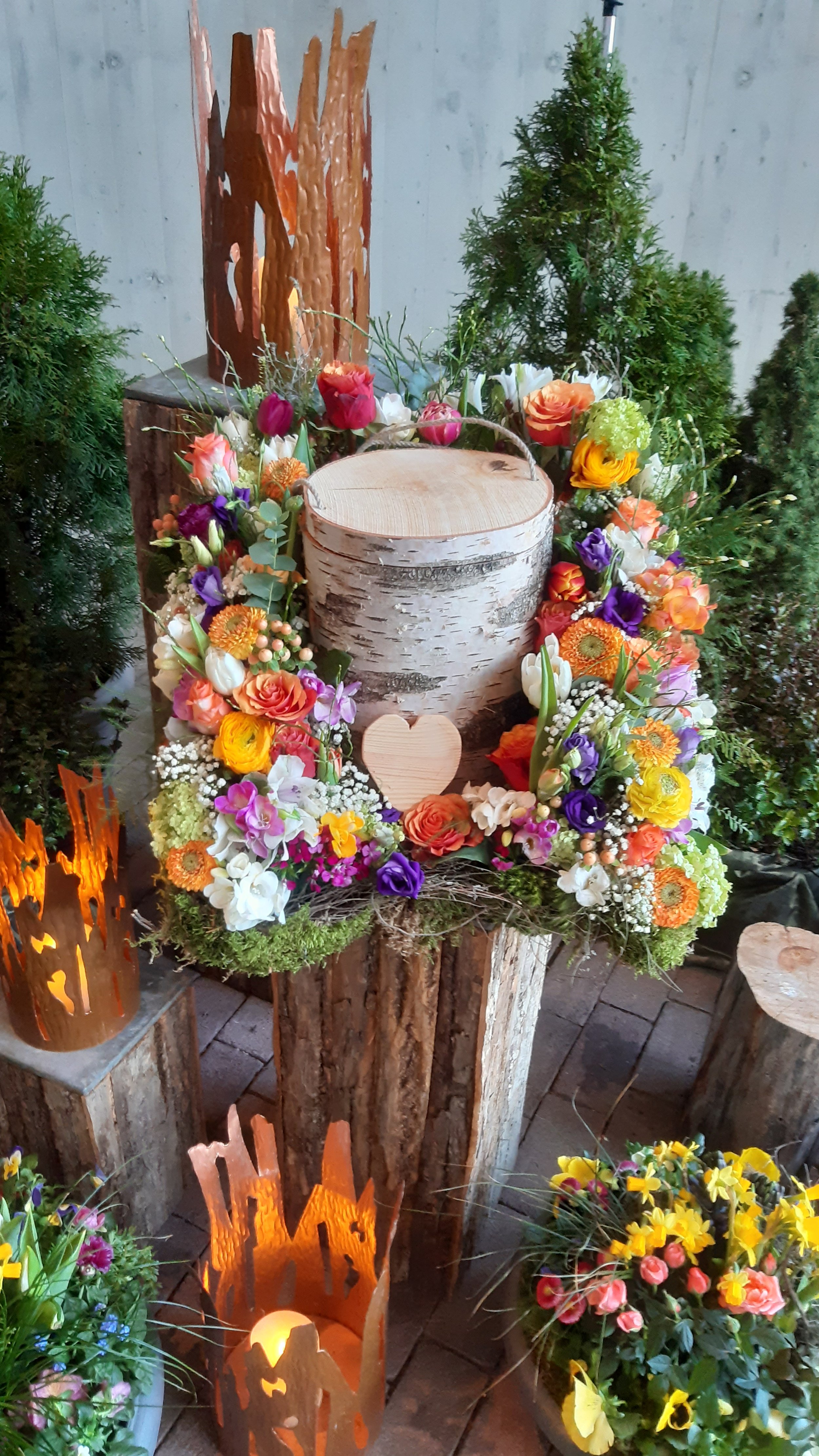 Geschmückte Urne bei einer Trauerfeier