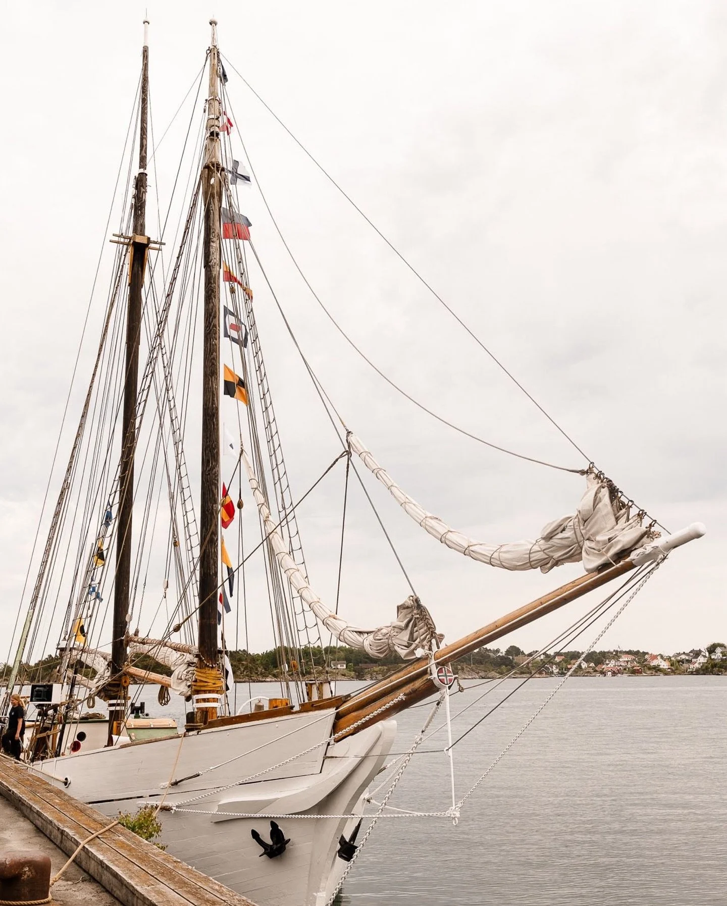 B&aring;ttur med seilskuta Solrik fra Dypv&aring;g Kirke til Lyng&oslash;rporten hotel. Nydelige omgivelser 😍 

Liten fakta om seilskuta Solrik. Den er bygget i 1929 p&aring; Brekne p&aring; Lista her jeg er vokst opp og bor. Her var det mange lokal