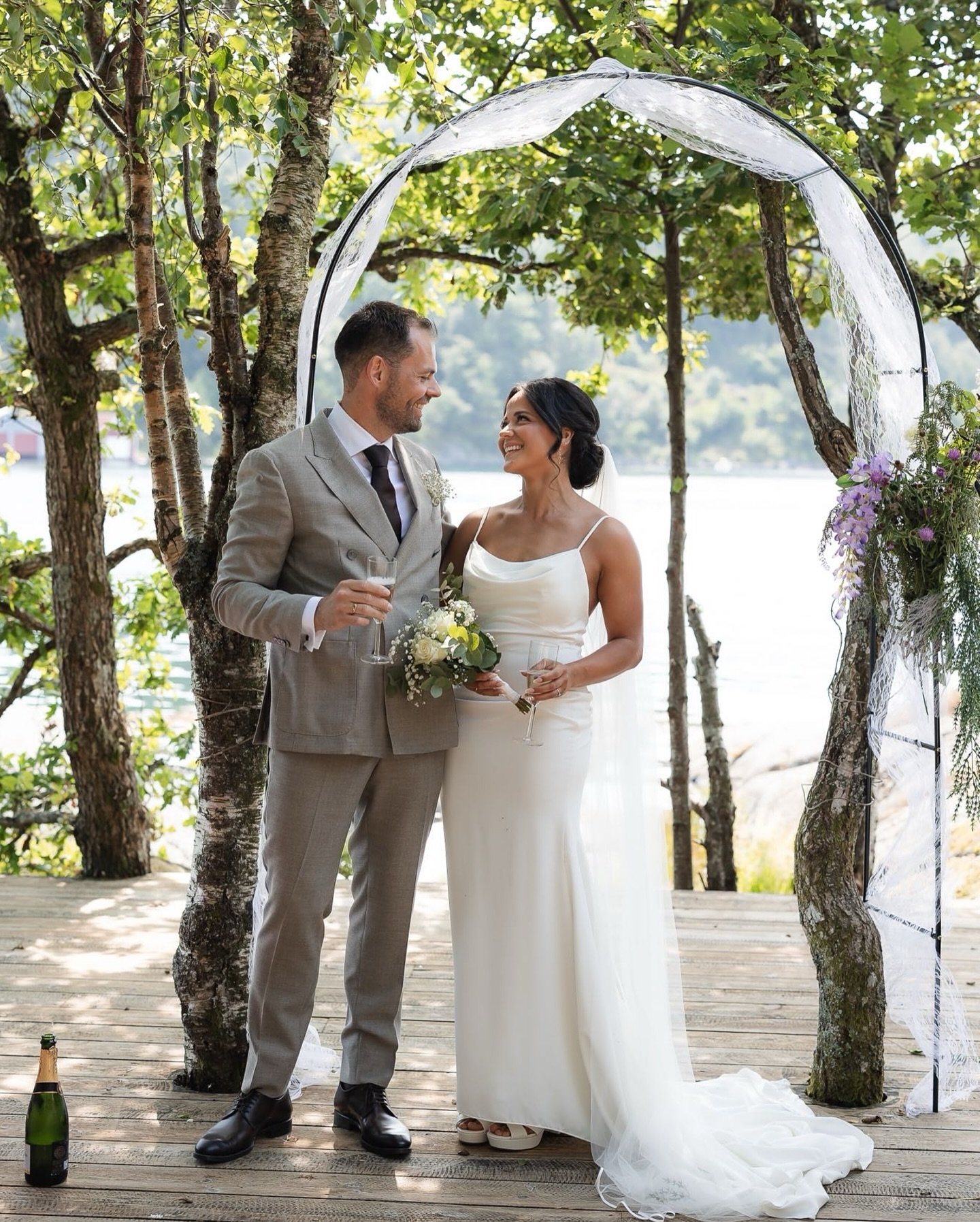 P&aring; sommerens varmeste dag sa disse to ja til hverandre 😍 vakker utevielse p&aring; Farsund Resort!