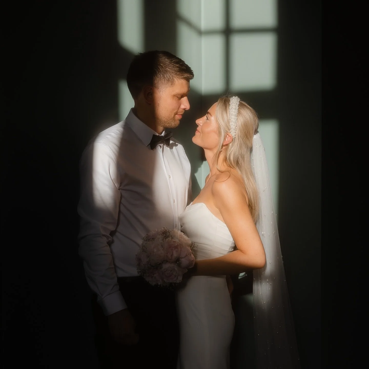 N&aring;r &oslash;yene spotter et lys under festen og brudeparet blir med p&aring; ideen 😍 

M&aring;tte fjerne en stor ventil oppe i hj&oslash;rnet av bildet som ikke var s&aring; lett, men ellers var det magisk!