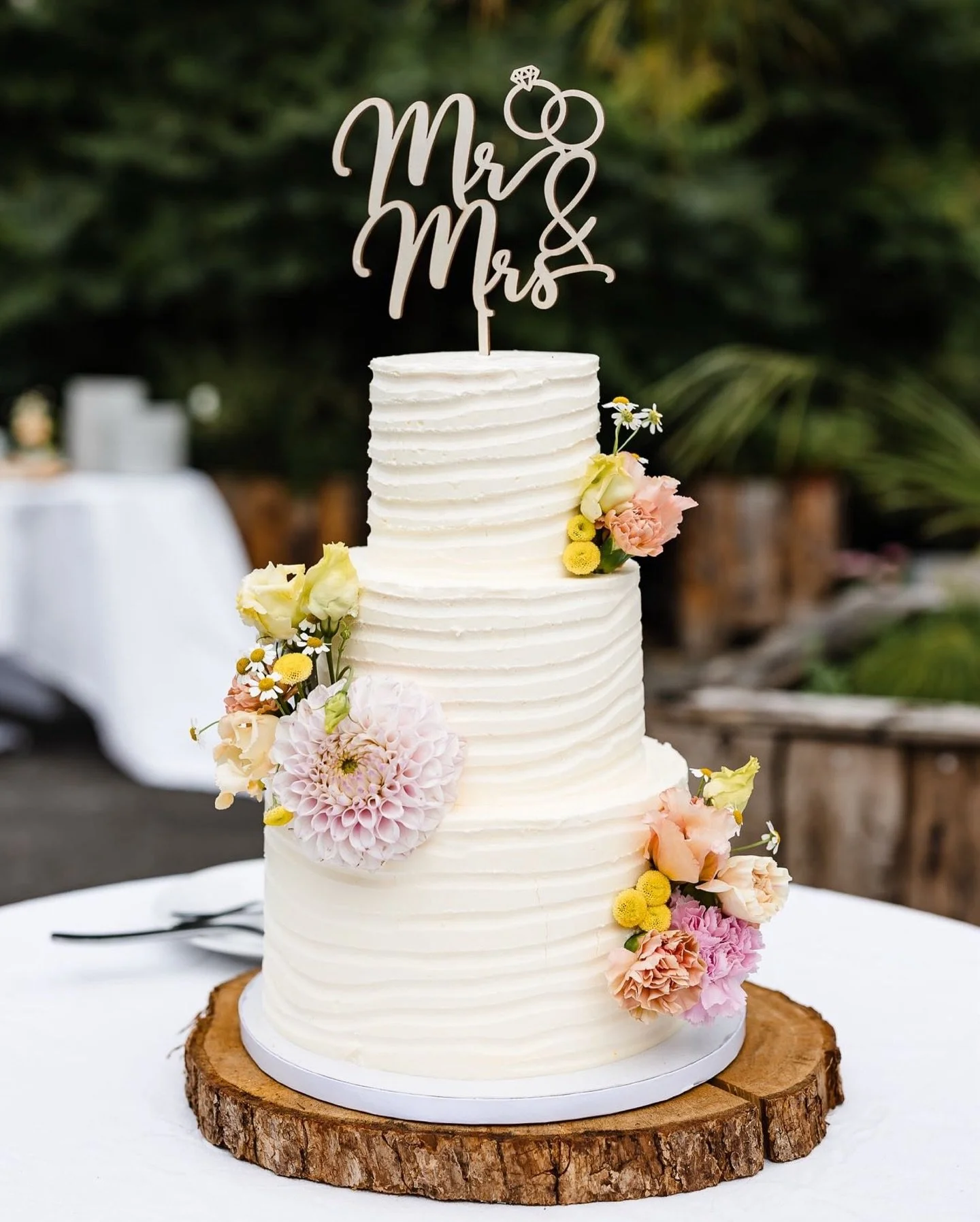 &Aring; ta bryllupskaka etter vielse eller ved ankomst av festen er 100% en god id&eacute;! 

1: kaka blir garantert spist opp
2: det er god stemning og brudeparet f&aring;r mingle sammen med gjestene f&oslash;r dem evt skal videre for portrett bilde