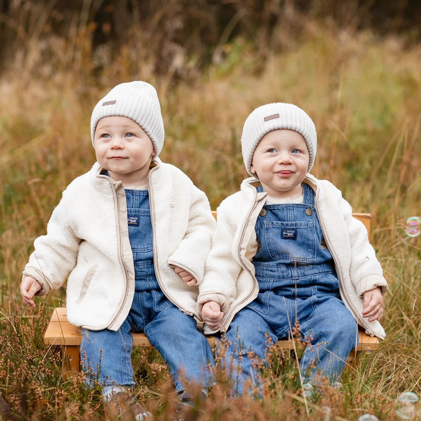 1 &aring;rs bilder av disse skj&oslash;nne tvillingene 😍