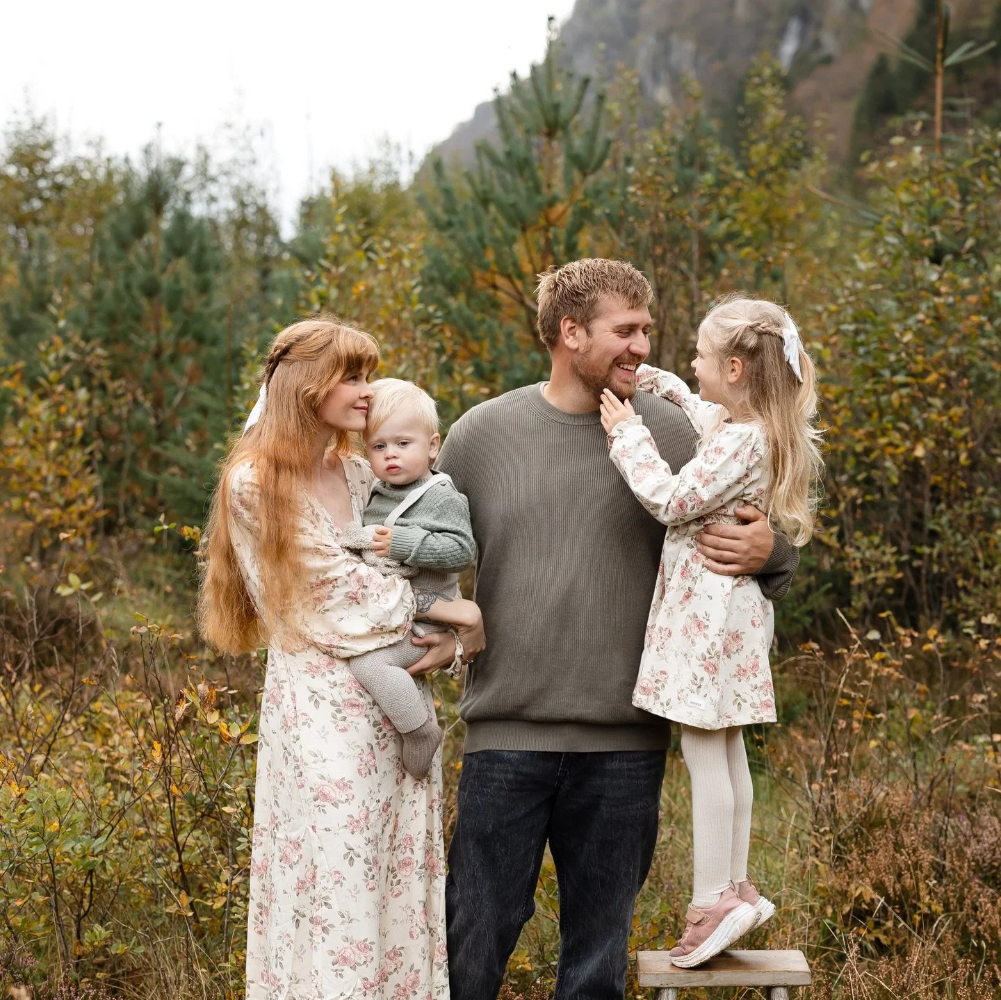 Godt nytt&aring;r 💥🎉 s&aring; klar for &aring; begynne p&aring; jobb i morgen! 

Se denne fine familien som kombinerte 1 &aring;rs bilder med familie bilder 🍂🍁 en vanvittig fin investering! 

Book deres tid p&aring; www.fotografthereselarsen.no