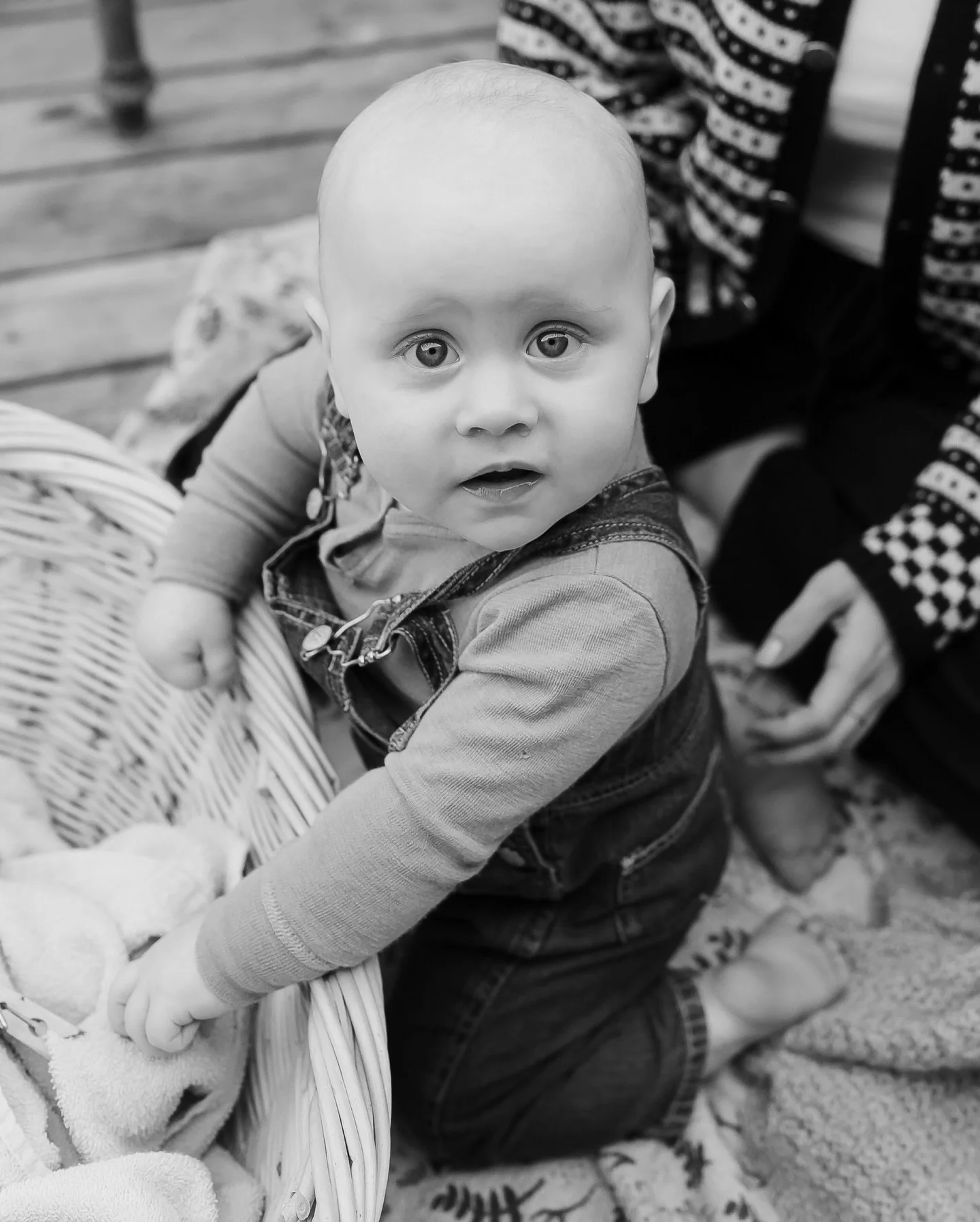 Familiefotografering kan v&aelig;re s&aring; mye forskjellig. Enten utend&oslash;rs p&aring; bestemt lokasjon, en skogstur, piknik i hagen, hjemme hos dere p&aring; kj&oslash;kkenet mens dere lager mat, kosetid i stua o.l. 

I februar og mars har jeg