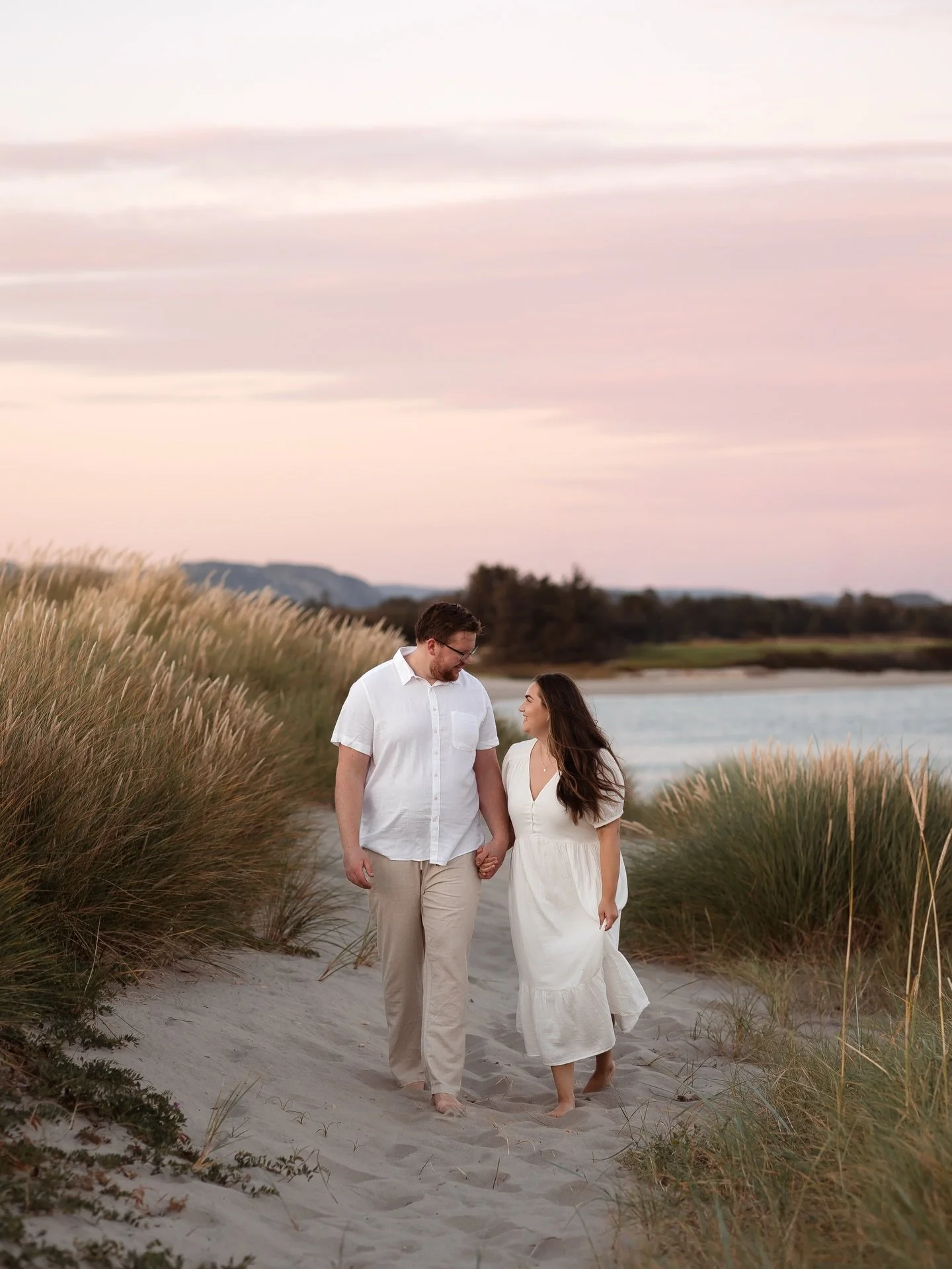 Dr&oslash;mmer meg tilbake til rosa himmel og nydelig forlovelse shoot med disse 📸  bare 2 m&aring;neder til bryllupet 👰🏼&zwj;♀️🤵🏻

H&aring;per alle f&aring;r en fin valentines dag 💋💍💐