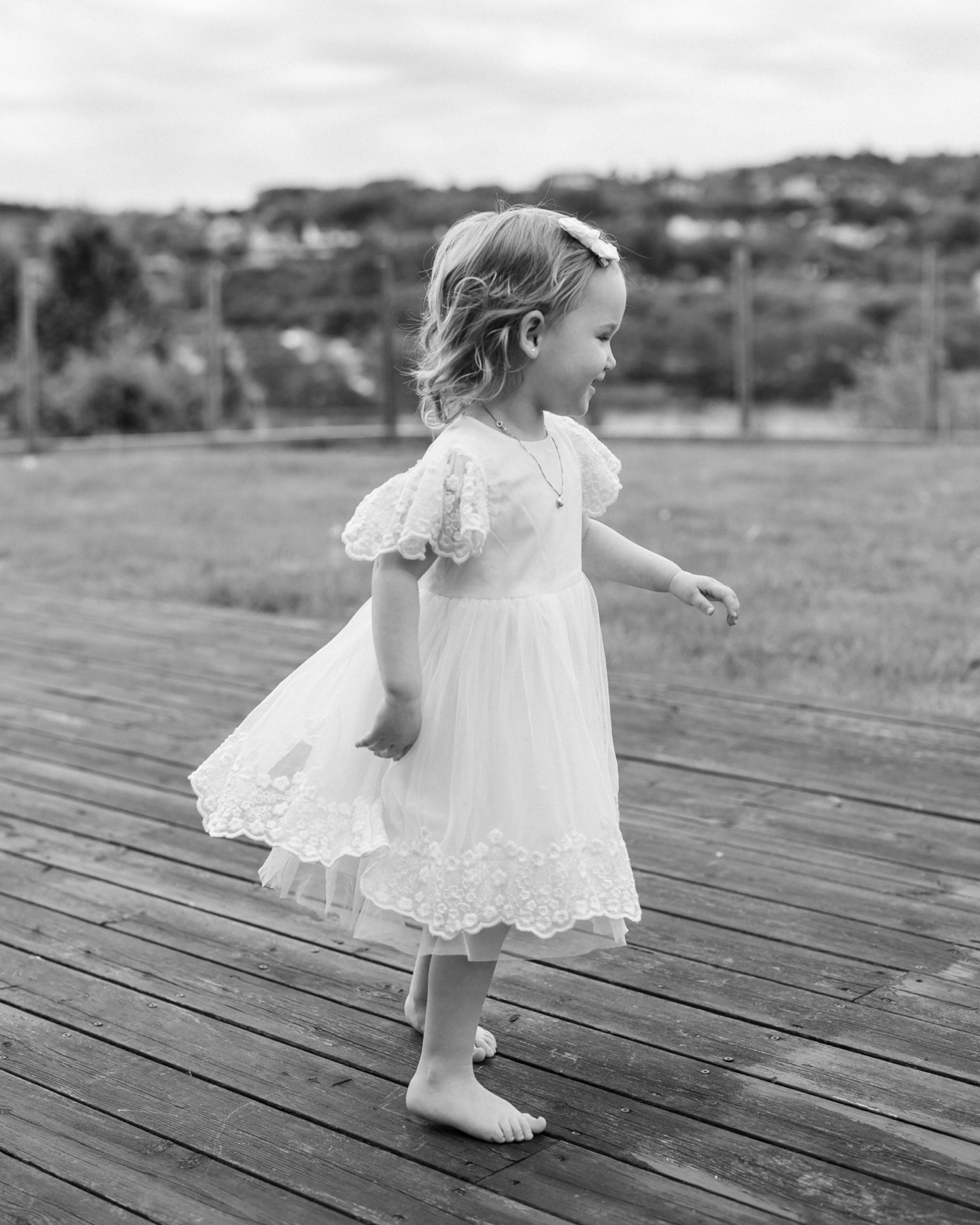 Slike bilder kan man ogs&aring; f&aring; p&aring; nyf&oslash;dtfotografering! Mens lilles&oslash;ster trengte mat og stell tok vi oss en tur i hagen. De gule st&oslash;vlene gjorde Ingrid glad 😍