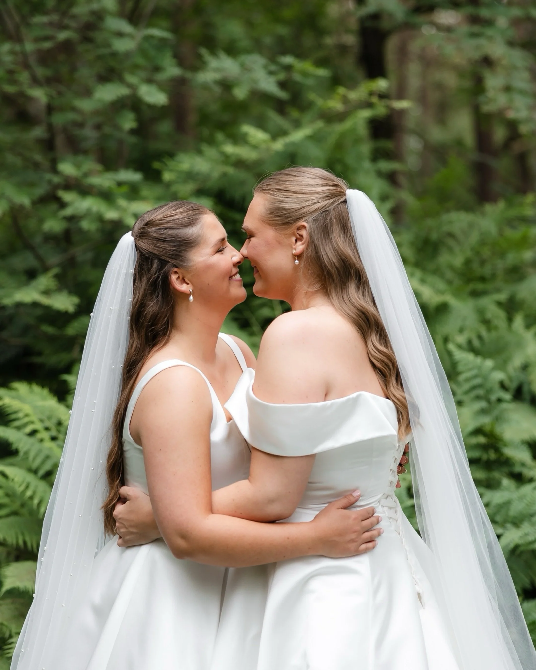 Var s&aring; heldig &aring; v&aelig;re med @anitakolnes.bryllup som second shooter p&aring; first look og portretter i Juli! 📸 For noen herlige damer vi fikk tatt bilder av 😍