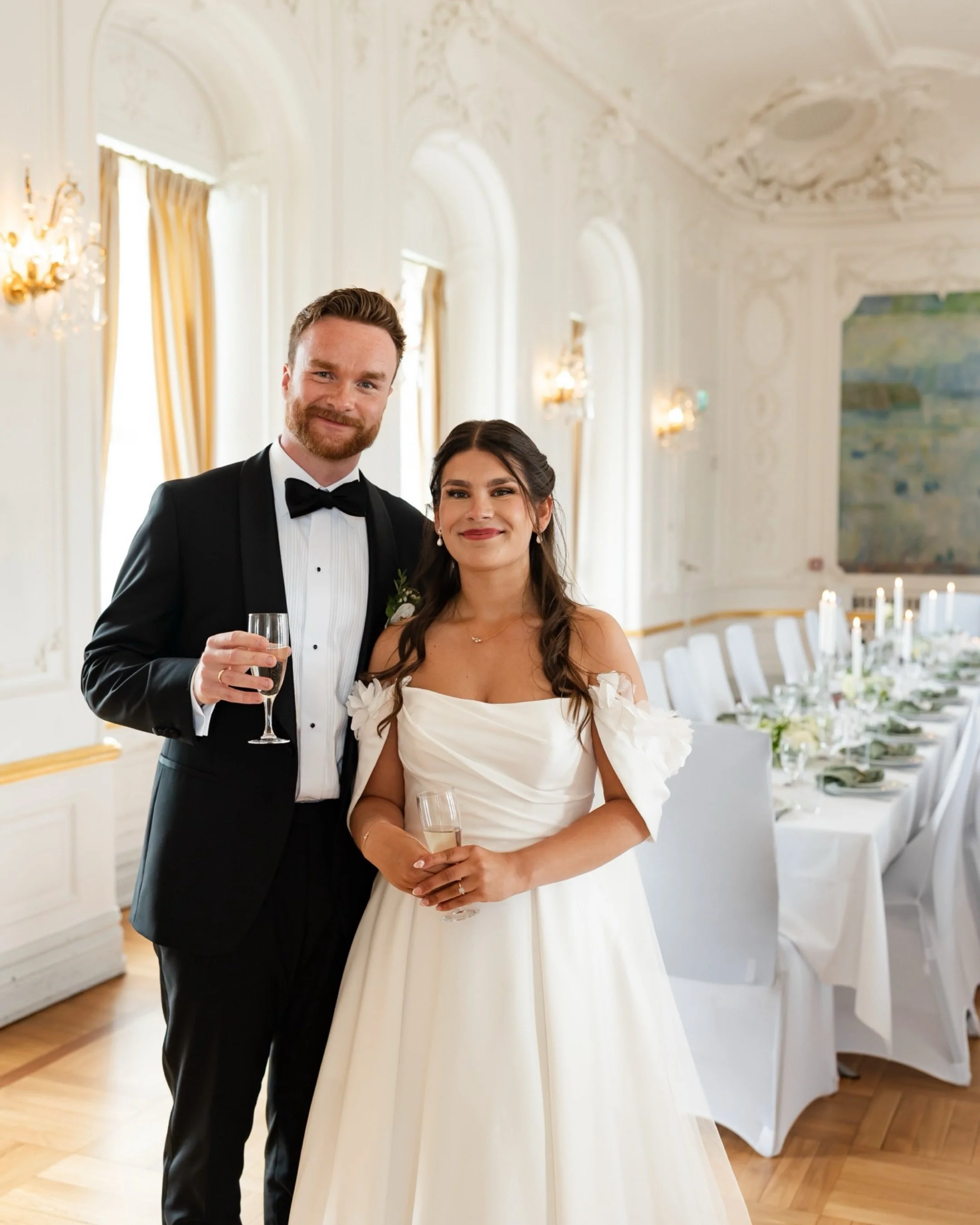 Noen vakre &oslash;yeblikk p&aring; Husan i et Mai-bryllup 😍
S&aring; glad jeg fikk tatt noen fine bilder av brudeparet i den nydelige &laquo;ballsalen&raquo; f&oslash;r gjestene satte seg!