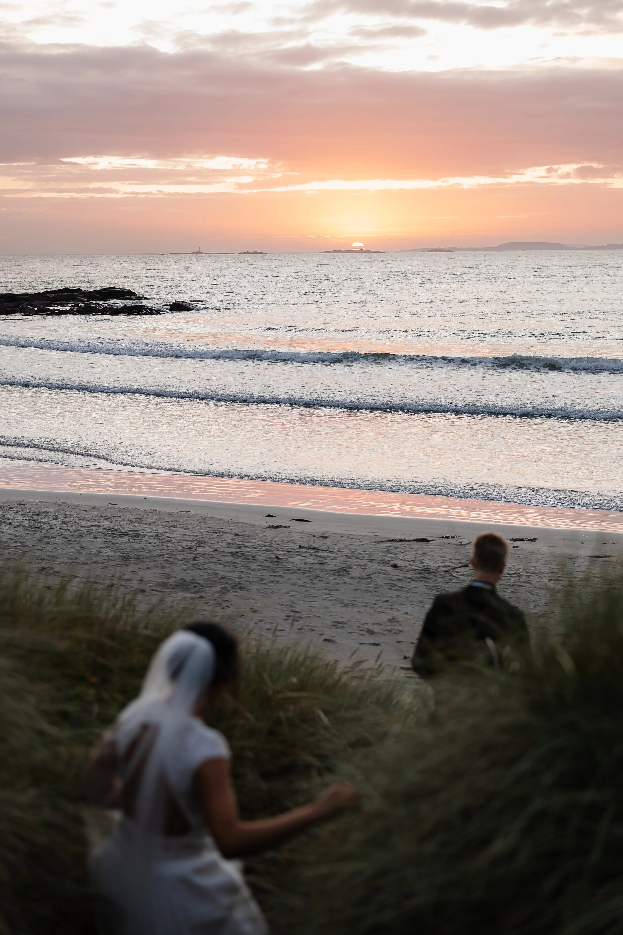 Bryllup i solnedgang på solastranden