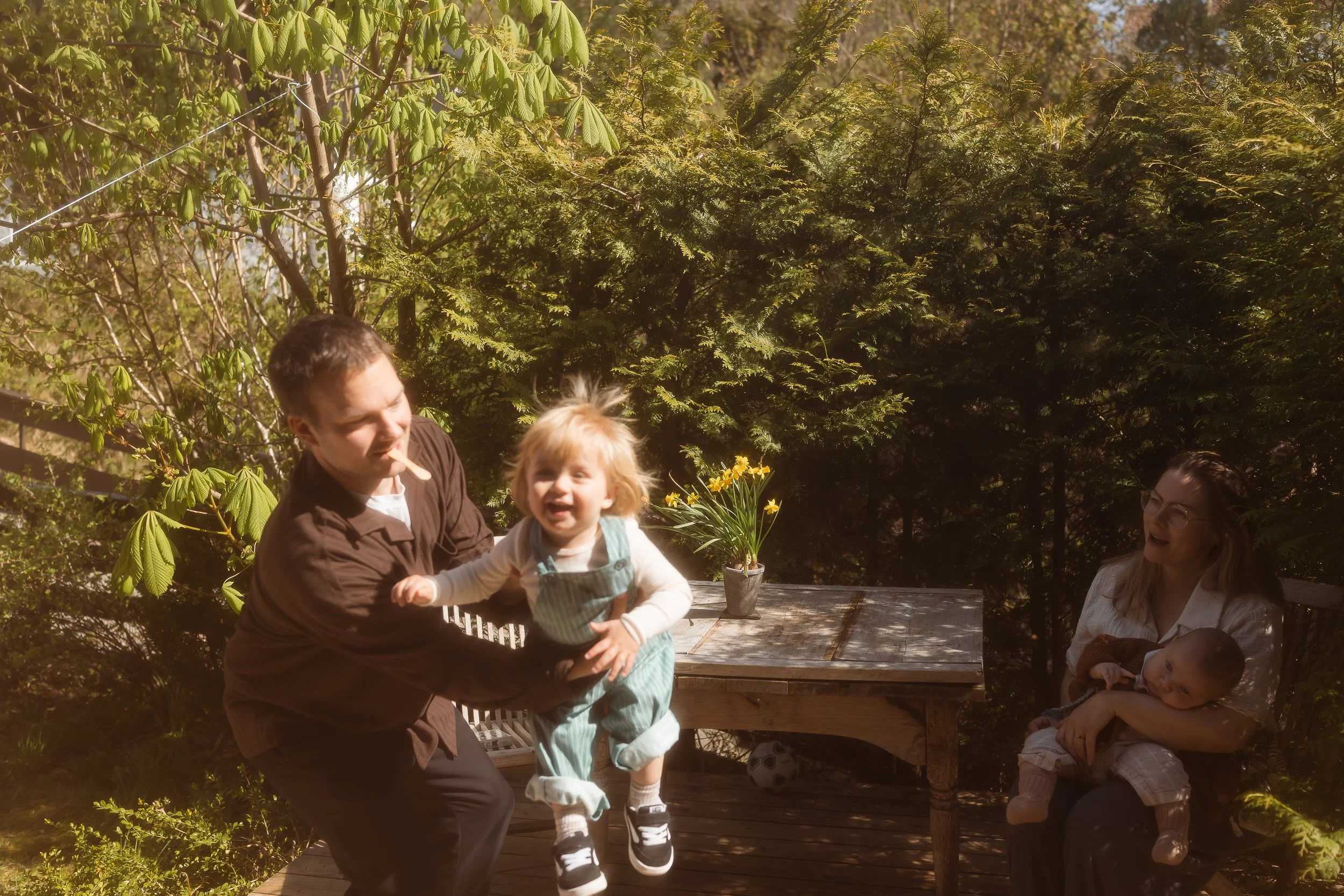 sønn hopper til pappa