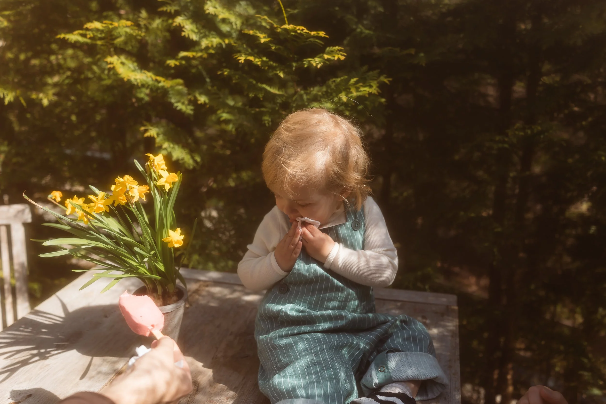 en gutt som spiser is