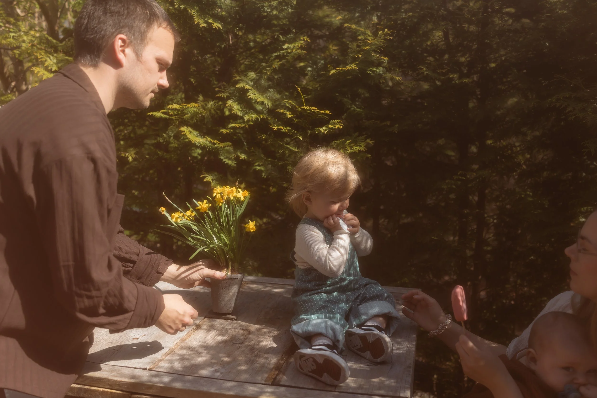 en gutt som spiser is, mens pappa tørker bort is griset