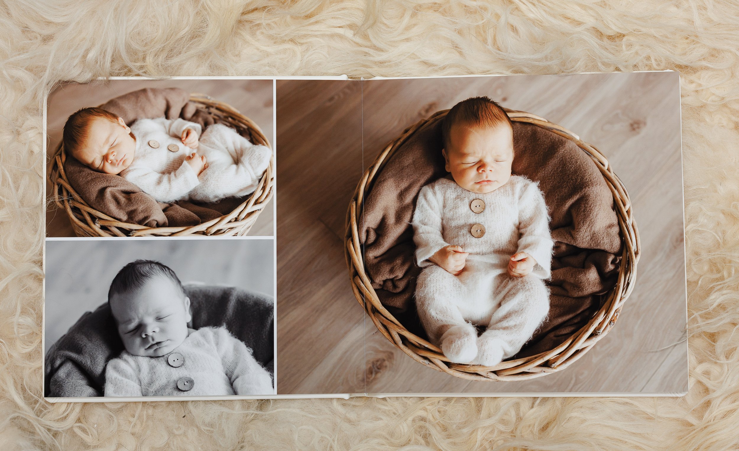 Et fotoalbum med to svart-hvitt bilder av en baby, liggende på en myk overflate, med en stoffklut over kroppen, sett fra siden.