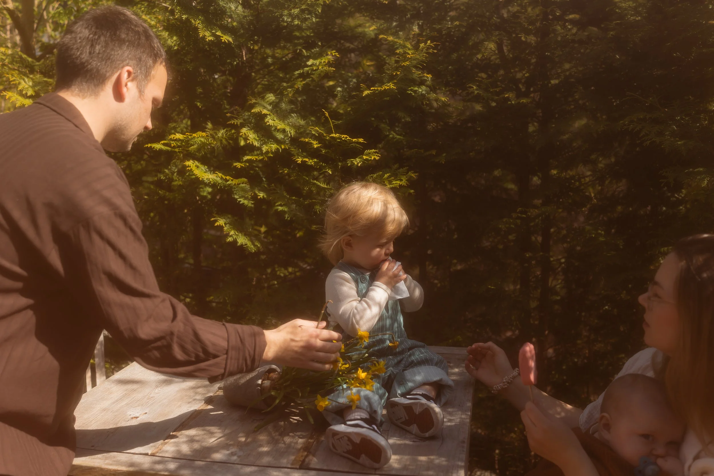 en gutt som spiser is, mens pappa tørker bort is griset