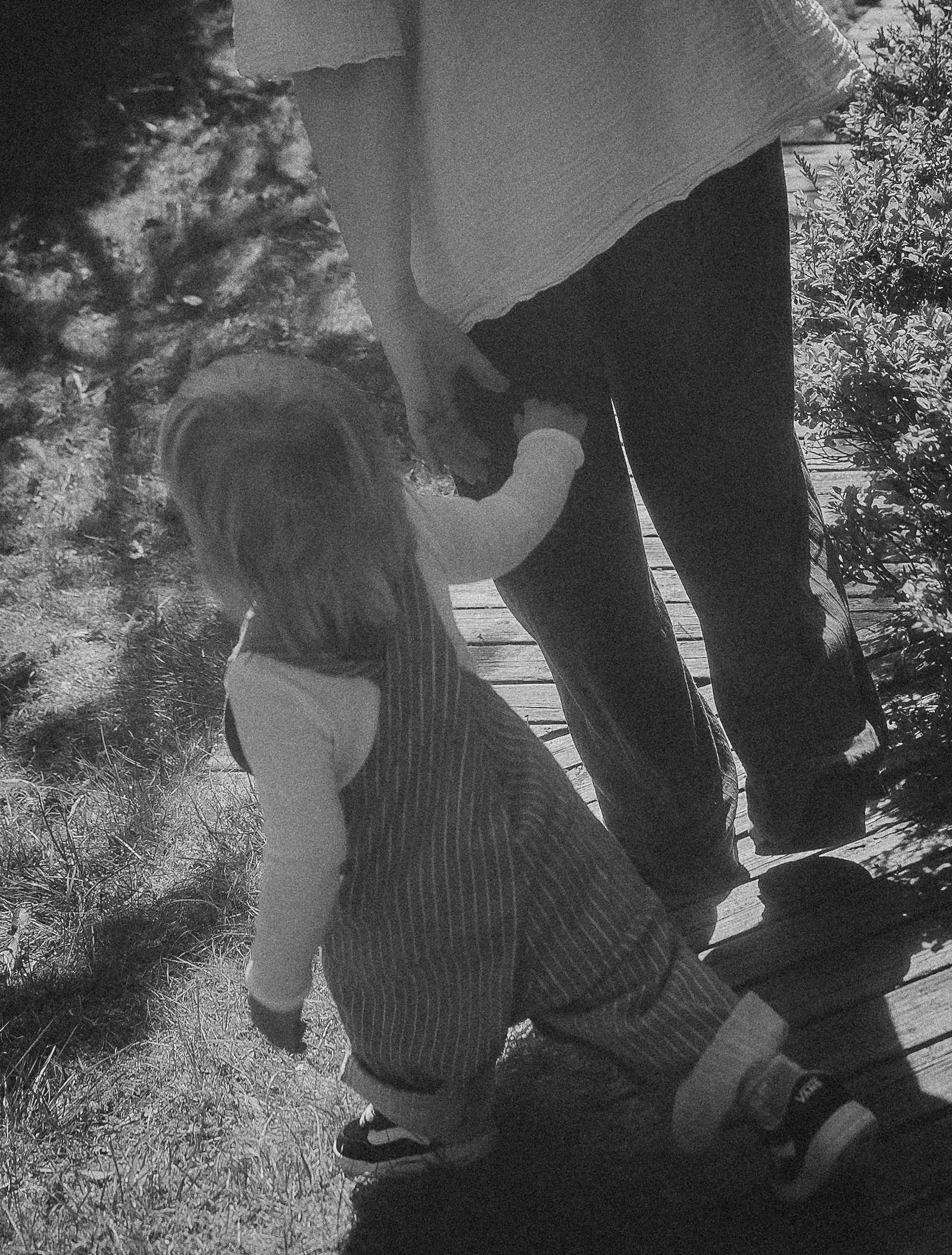 mamma og sønn holder hender