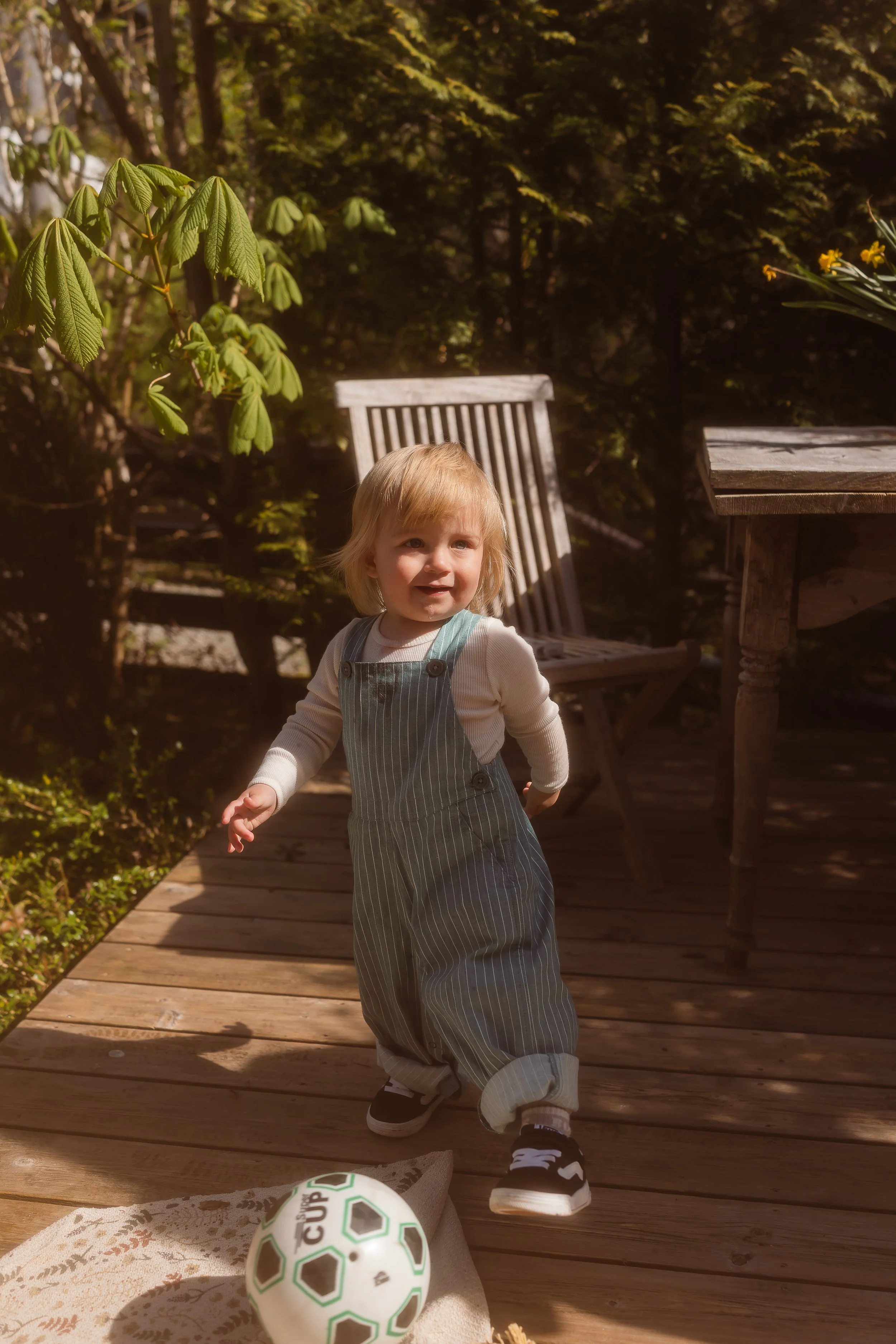 dokumentarisk fotografering med en familie som spiller fotbal 