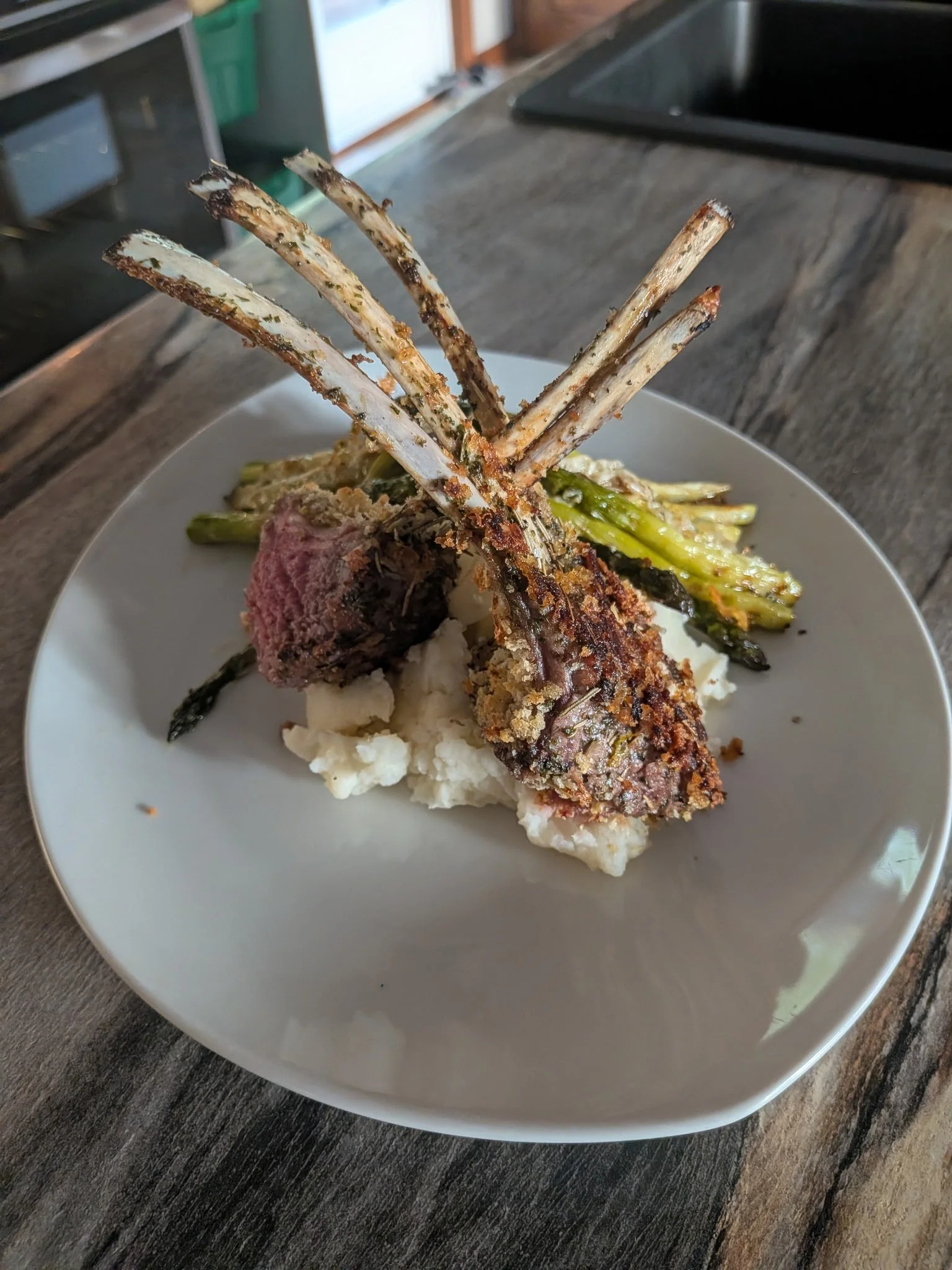 Carré d’agneau Croustillant aux Herbes &amp; à l’Ail Caramélisé