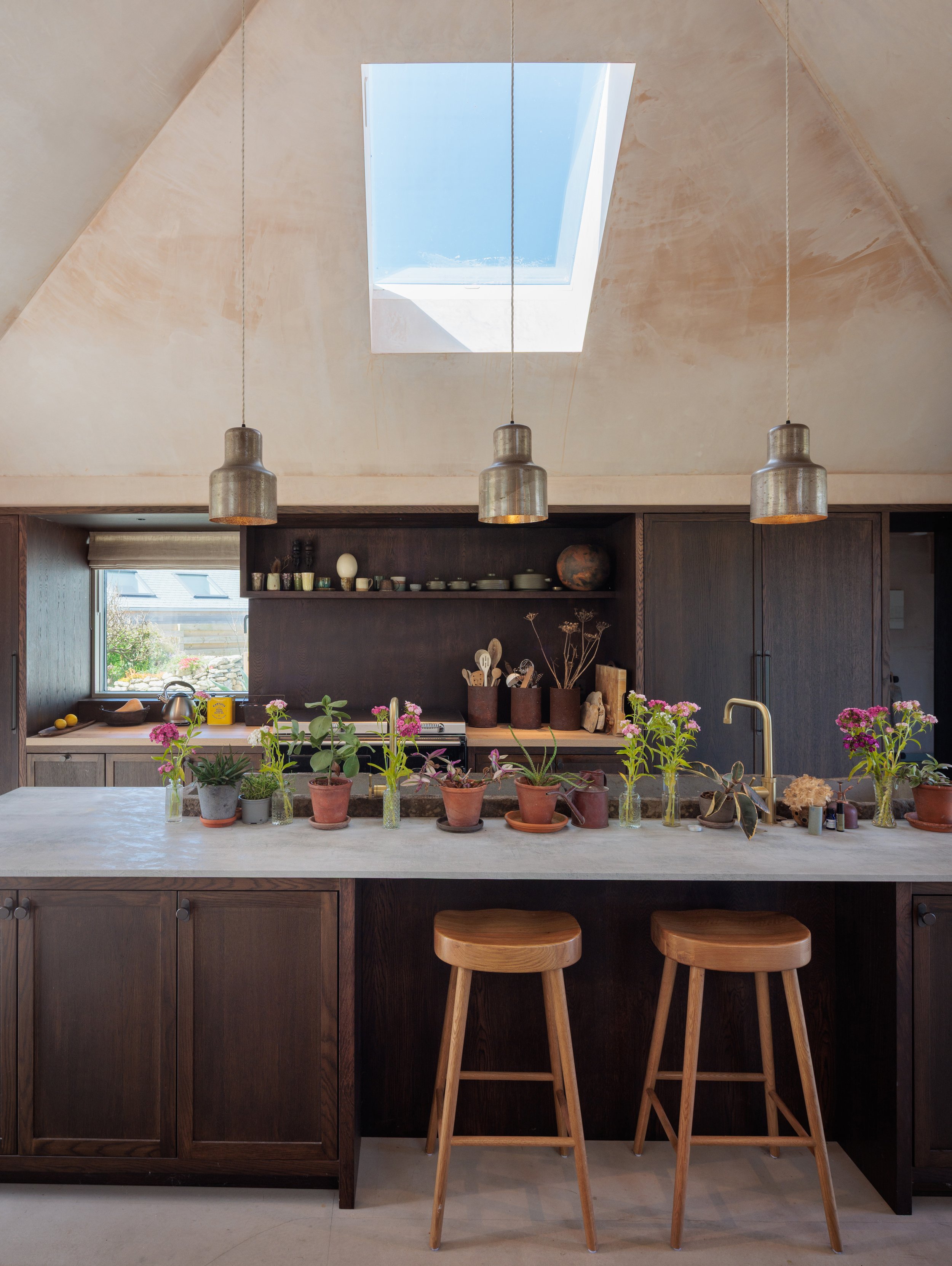   Inside, the palette is intentionally simple. Levelling screed floors, unpainted multi-finish plaster and joinery provide a quiet backdrop, allowing light to become the principal material as it shifts through the spaces throughout the day. Details a