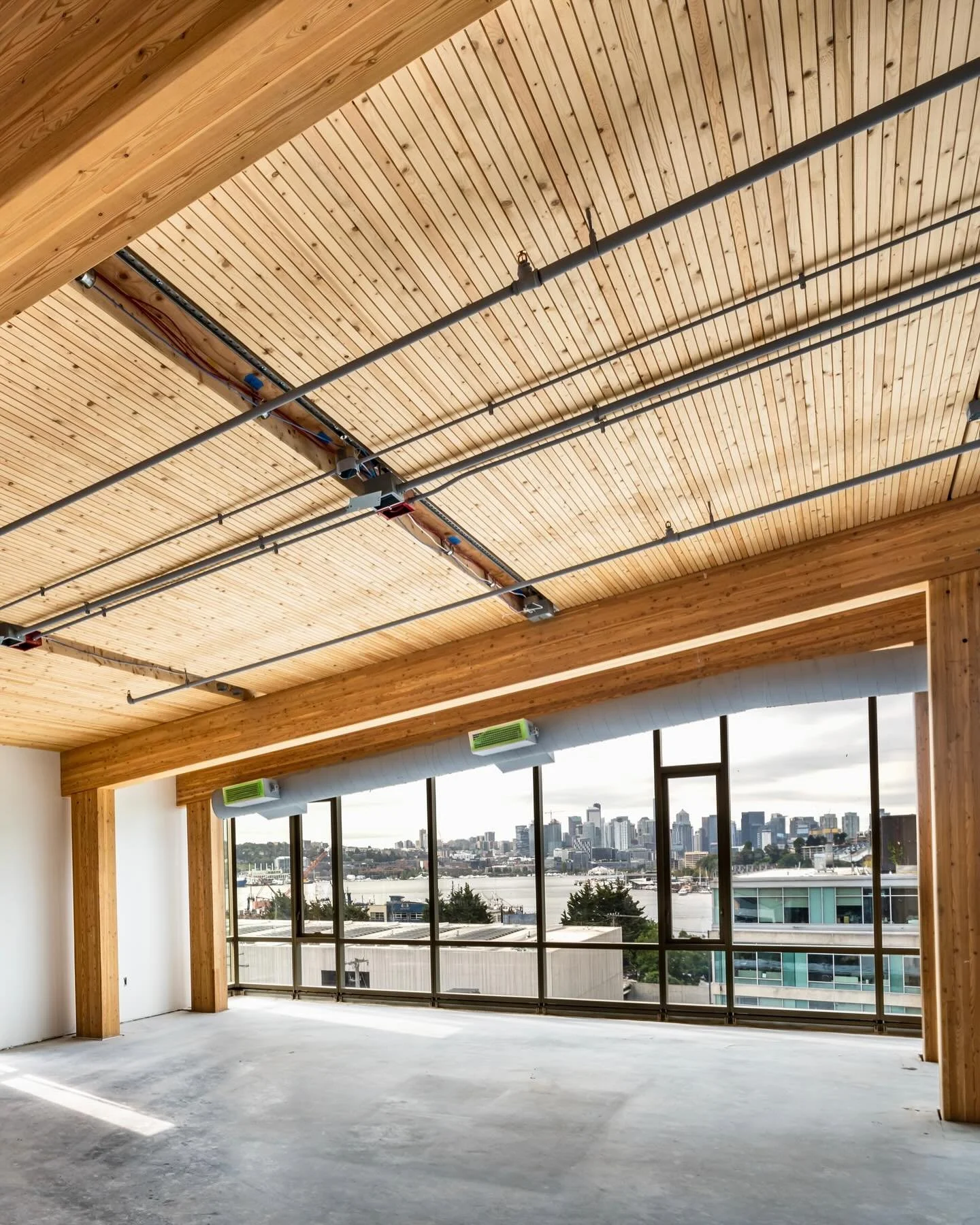 That mass timber + Seattle skyline view 💯. Corner Stone at our Campus Seattle project is looking so good! This beautiful space is part of the new @brooksrunning headquarters. Talk about an amazing view from your desk! #masstimber 

@sellen_construct