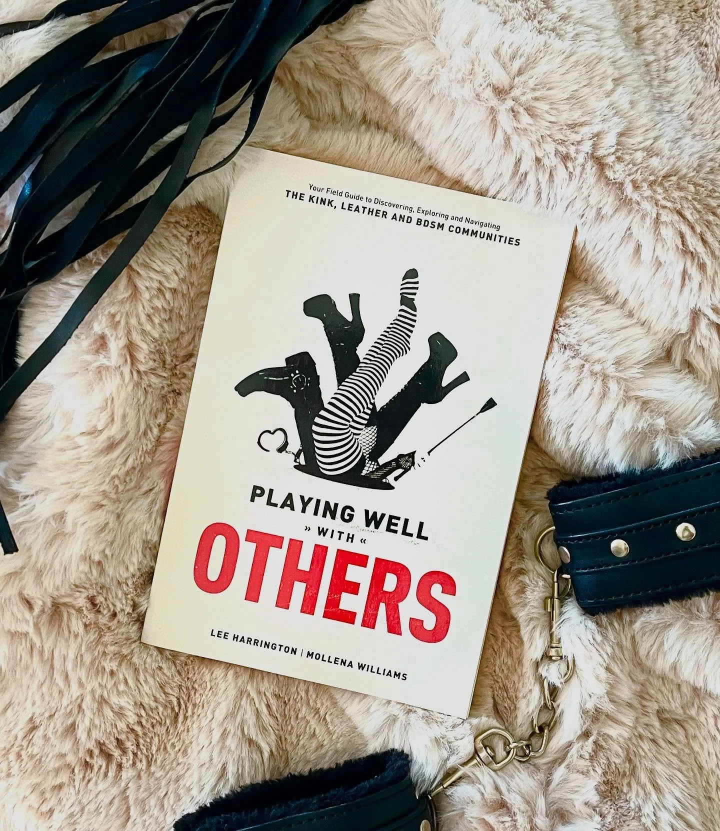 📖✨ Book Recommendation ✨📖 Curious about kink and BDSM? Check out Playing Well with Others by Mollena Williams and Lee Harrington!
This guide is your ultimate introduction to navigating consensual kink and BDSM communities. Whether you&rsquo;re a cu