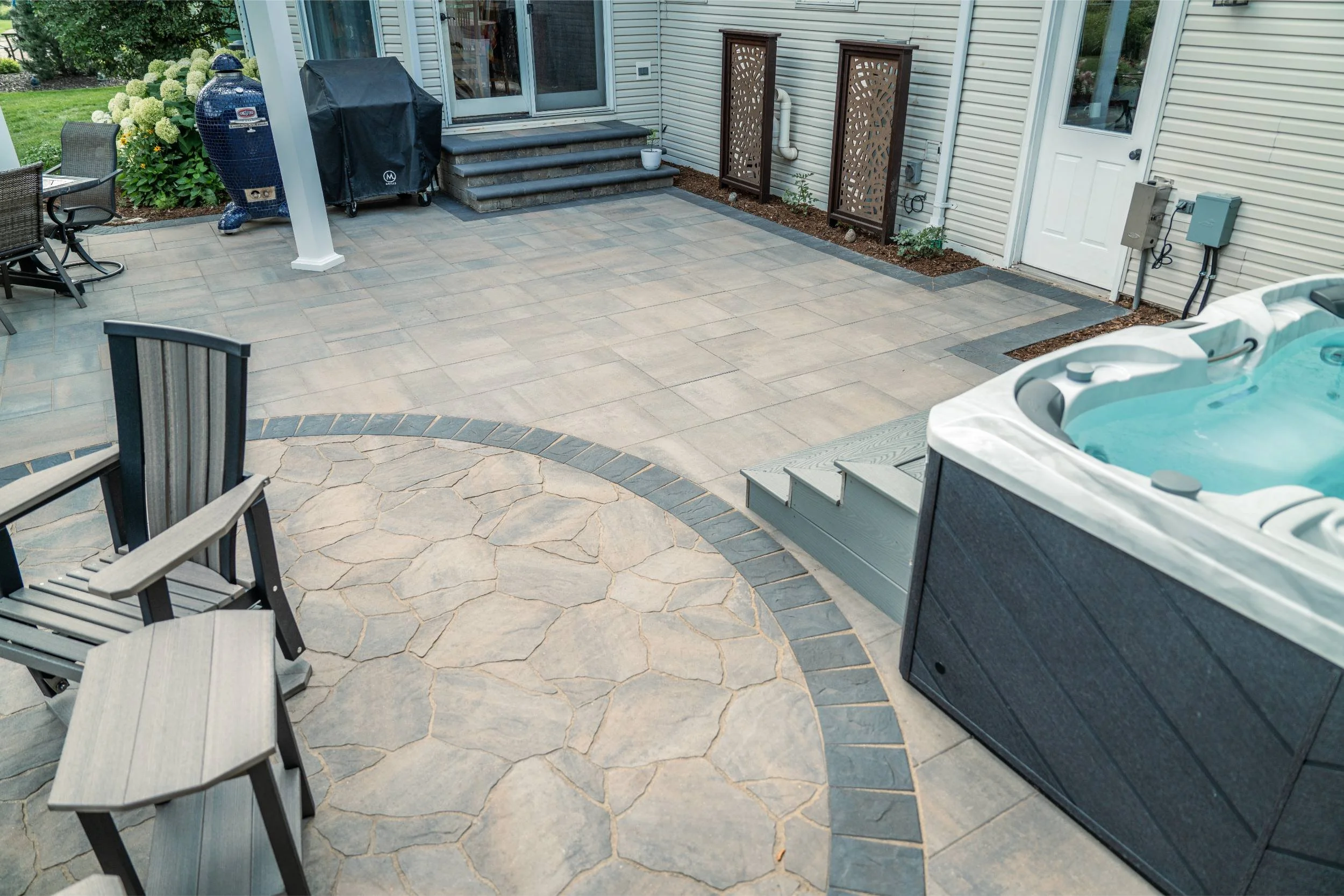 A low-maintenance vinyl pergola creating shade in the Fox Cities, WI