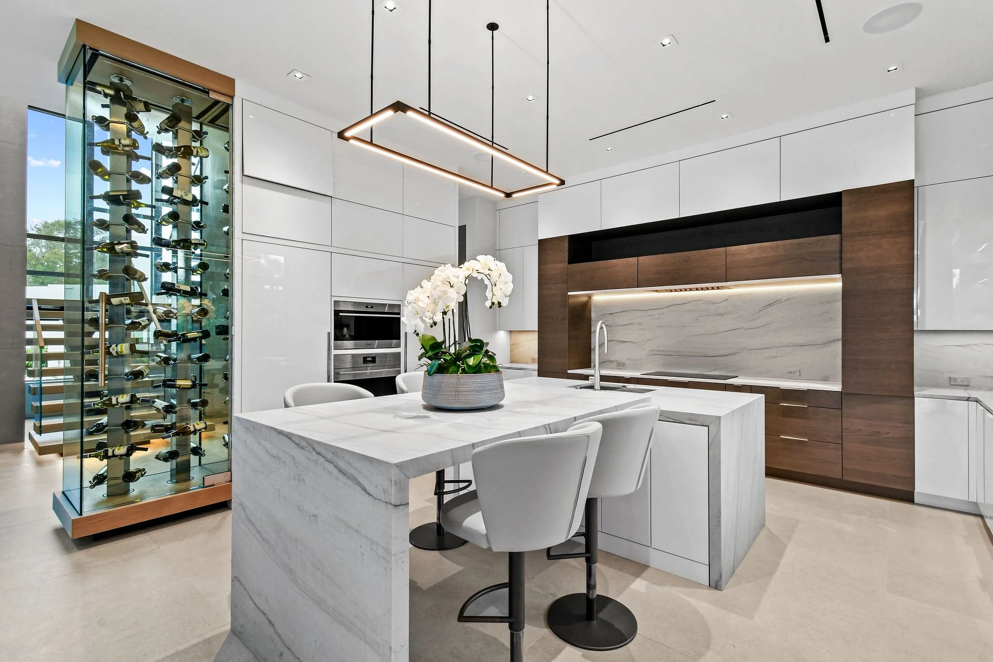 Jupiter Home and Design: Kitchen by Custom Cabinet Designs, Inc. CCD