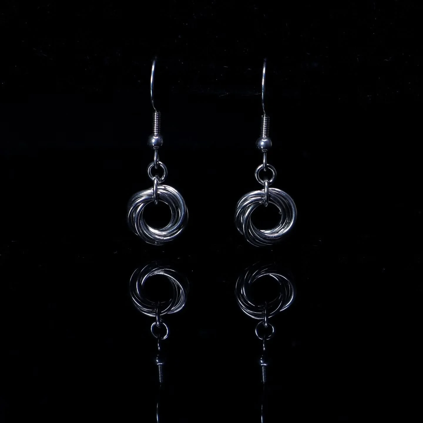 Which one catches your eye? What color of bead would you like to see?

I'm continually working on bettering my photography and products for the Maille'Afire website. (Link in bio)

#mailleafire #handmade #chainmaille #earring