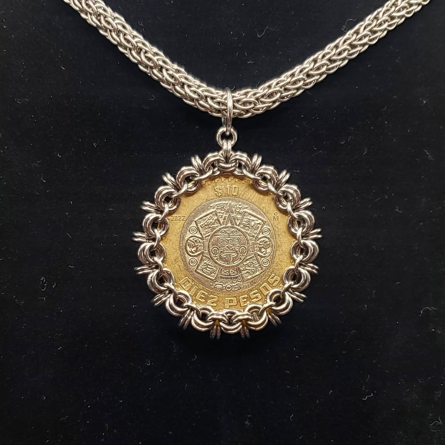 Recieved $10 Pesos in change on a trip to Tulum this summer, and thought I'd try a Chainmaille bezel for it today. Paired it with a Candy Cane Cord chain (22awg). All in Stainless Steel.

#chainmaille #chainmaillejewelry #mailleafire
