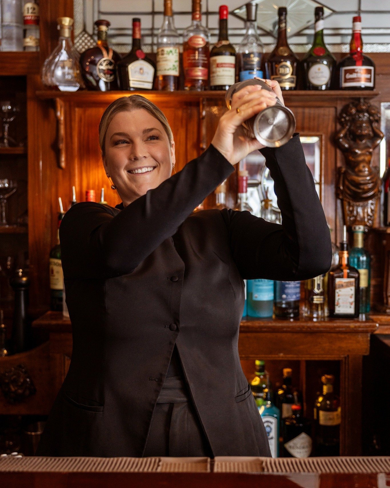 The Wine Bar at the Washington Inn opens at 3:30PM all December long, just in time to welcome you in from the winter chill. Join us every Thursday this month for a little extra holiday cheer: 2-for-1 oysters, 25% off bottles of wine, and a rotating $