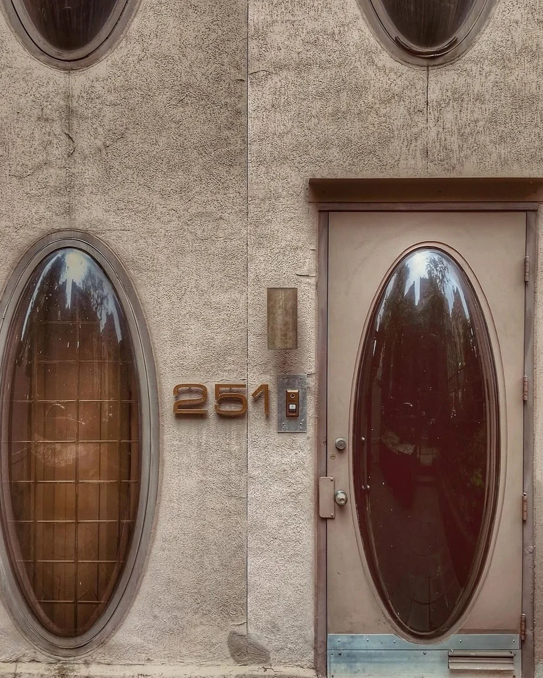 Tucked into Manhattan&rsquo;s Upper East Side, this wild townhouse by Maurice Medcalfe replaced a traditional brownstone with an array of convex bubble windows. Part Jetsons, part Brutalist daydream.

#SpaceAge #UpperEastSide #NYC #FuturisticDesign #