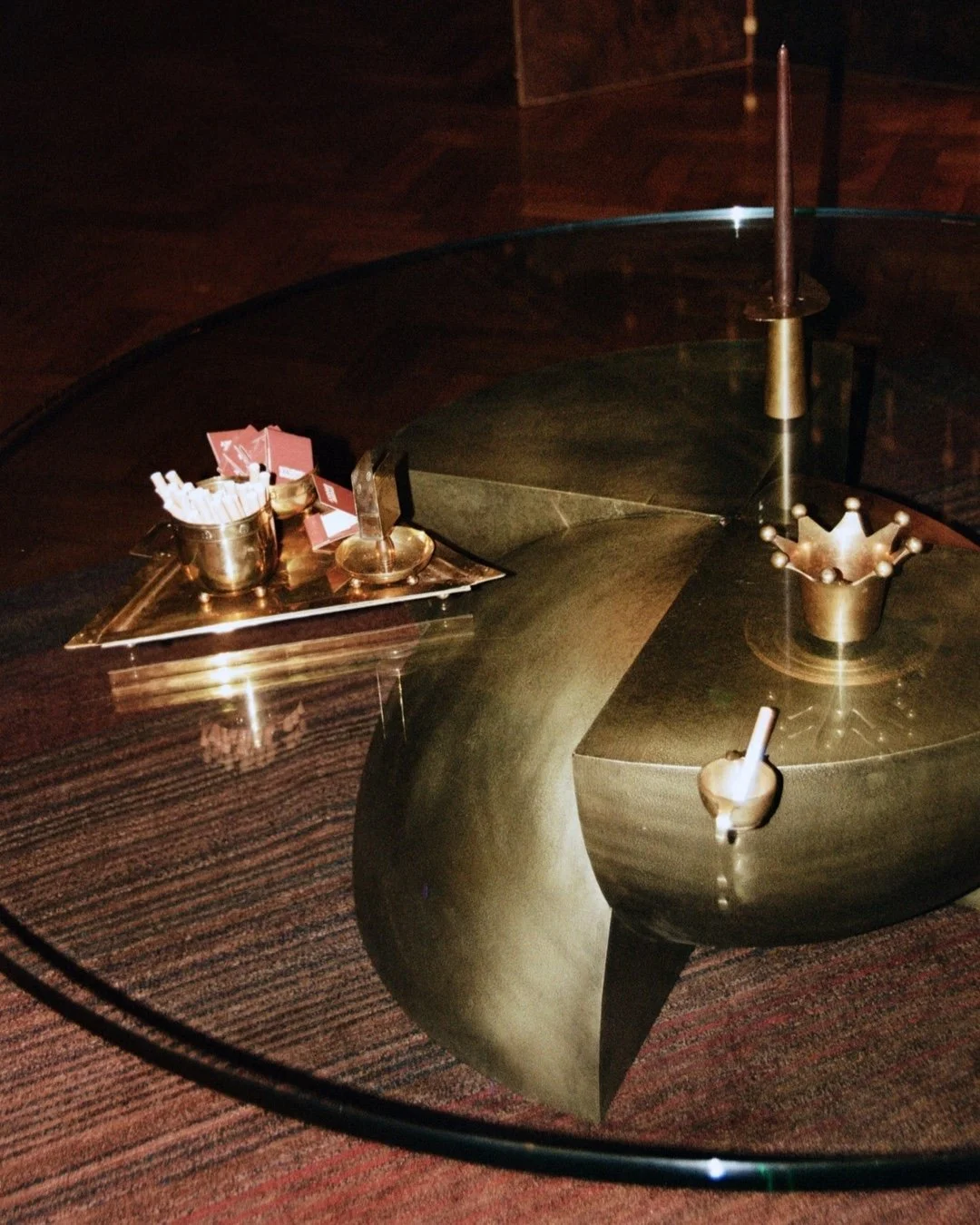The Axis Coffee Table in Bronze, dressed for the night with candles, champagne and cigarettes. Alternating quadrants of cast brass support the floor and the glass above. Proudly made in England.

📸 @clovis_picture

#StudioBrocky #CastBrass #Batterse