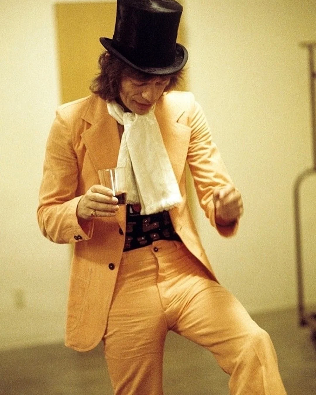 The dress code should always be this.
Mick and Keith backstage, 1972.

via @70sdesperado

#MickJagger #KeithRichards #RollingStones #GlamRock