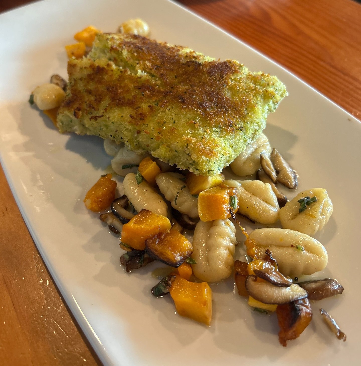 🐟 Have you tried our Fresh Catch yet?
Herb-Crusted Rockfish with Gnocchi & Browned Butter Sage Sauce. This Fresh Catch favorite features golden-crusted rockfish, fluffy gnocchi, roasted squash, earthy shiitakes, and a decadent browned butter s
