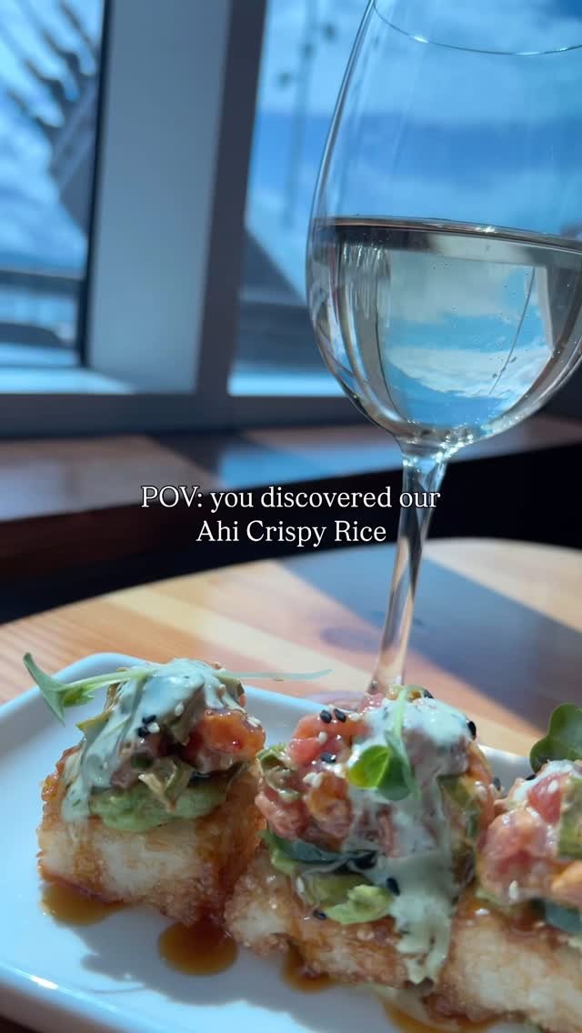 🔥Everyone is OBSESSED with our Spicy Ahi Crispy Rice.
Crispy golden rice, creamy avocado mash, spicy ahi tuna, and a hint of fresh jalapeño — all topped with Kaiware sprouts, wasabi ginger and soy drizzle for the perfect bite. Crunchy,